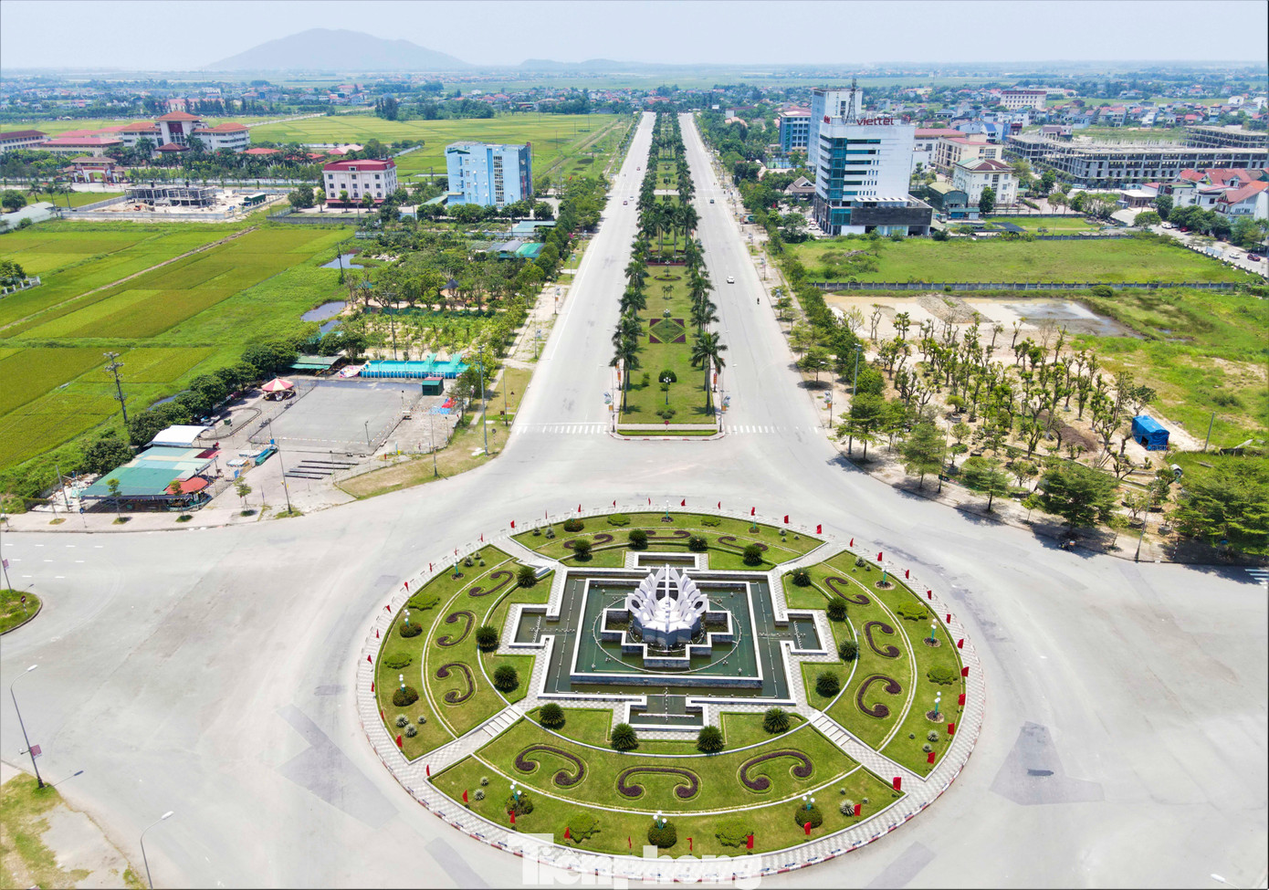 Đại lộ Xô Viết Nghệ Tĩnh chỉ lác đác người đi xe máy và vài ba chiếc ôtô vào giờ cao điểm nắng nóng.