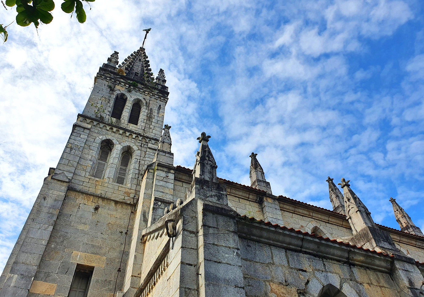 Trên đỉnh tháp nhà thờ có chiếc cột thu lôi hình con gà, được làm bằng chất liệu hợp kim antimon với khả năng xoay theo chiều gió. Trên đỉnh tháp nhà thờ có chiếc cột thu lôi hình con gà, được làm bằng chất liệu hợp kim antimon với khả năng xoay theo chiều gió.