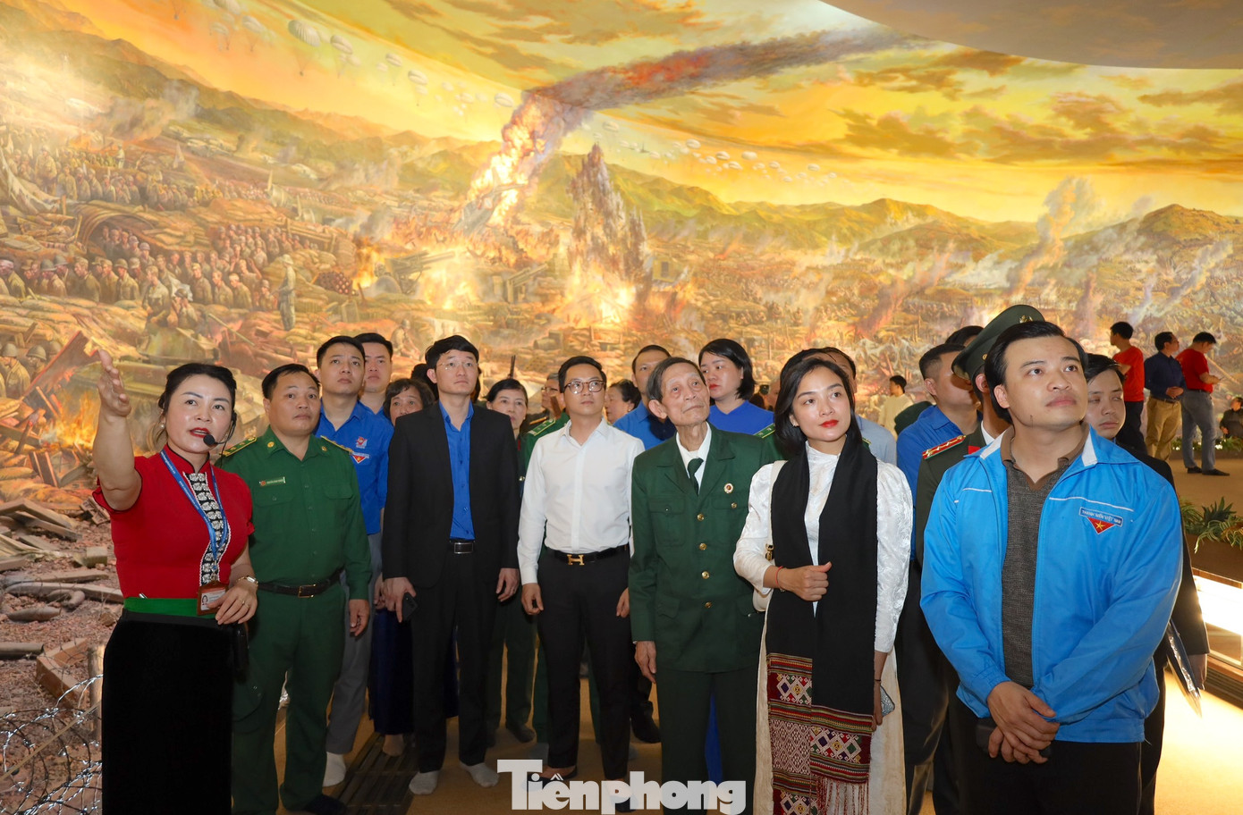 Tại Bảo tàng Chiến thắng lịch sử Điện Biên Phủ, đoàn công tác được tận mắt chiêm ngưỡng bức tranh panorama rộng hơn 3.000m2. Bức tranh đã tái hiện 4.500 nhân vật giữa chiến trận kéo dài 56 ngày cuối cùng của chiến dịch Điện Biên Phủ hào hùng.
