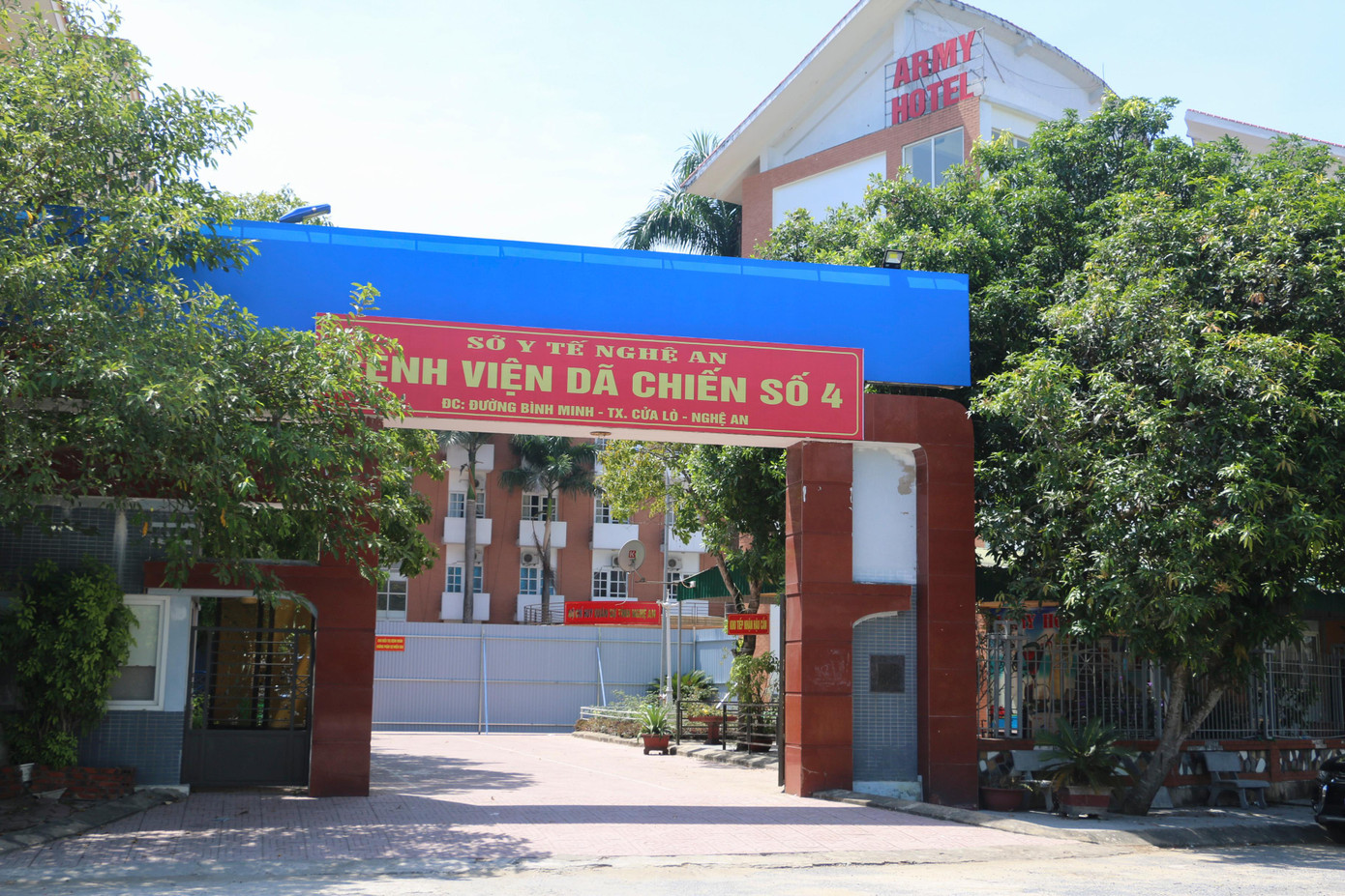 Ngày 24/8, Bệnh viện Dã chiến số 4 Nghệ An tại phường Nghi Hương, thị xã Cửa Lò, Nghệ An đã chính thức kích hoạt, chiều cùng ngày, bệnh nhân COVID-19 đã được điều chuyển về đây để điều trị.