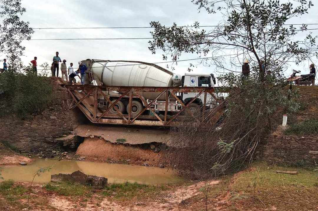 Hiện trường vụ sập cầu. Hiện trường vụ sập cầu.