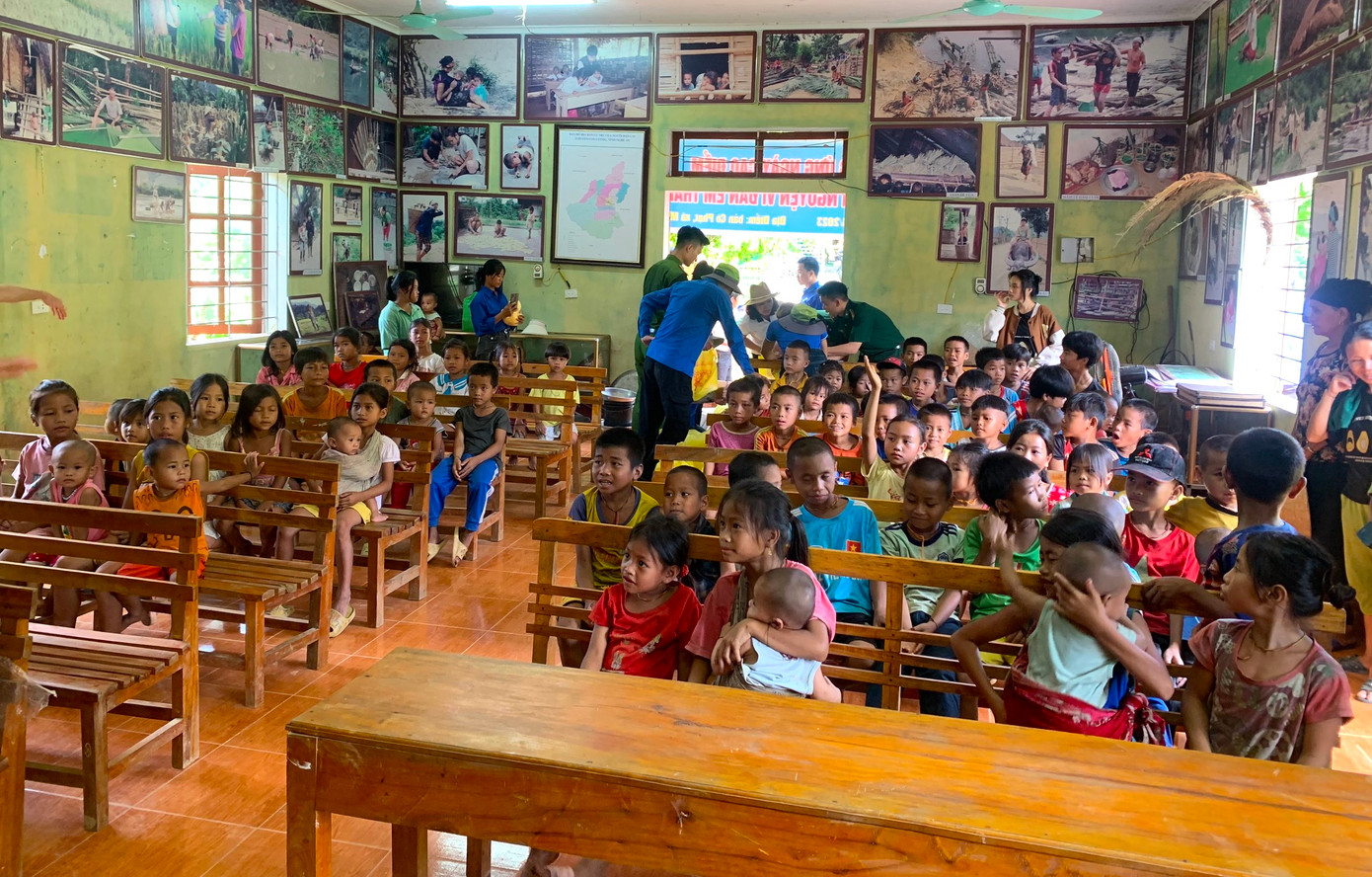 Hàng trăm em nhỏ đồng bào Đan Lai đã được đón nhận các món quà ý nghĩa cũng như tham gia các hoạt động hè đầy bổ ích do tuổi trẻ huyện Con Cuông tổ chức.