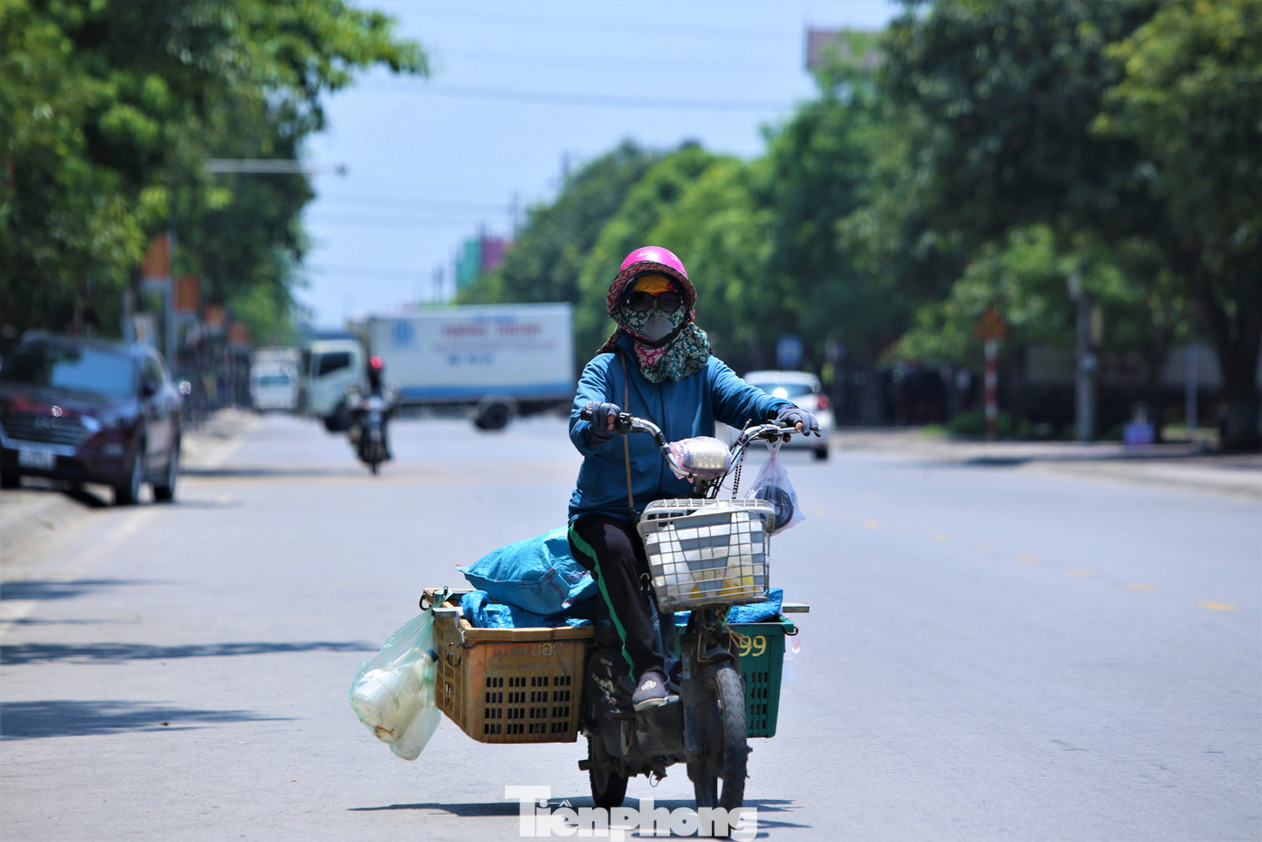 Phía ngoài đường giờ cao điểm nắng nóng chỉ xuất hiện lác đác người lao động. Họ bịt kín từ đầu đến chân. "Nắng nóng đầu mùa nhưng oi bức hơn các năm. Cuộc sống mưu sinh nên dù nắng vẫn phải cố gắng bươn chải", ông Thắng (SN 1962, TP Hà Tĩnh), bày tỏ.