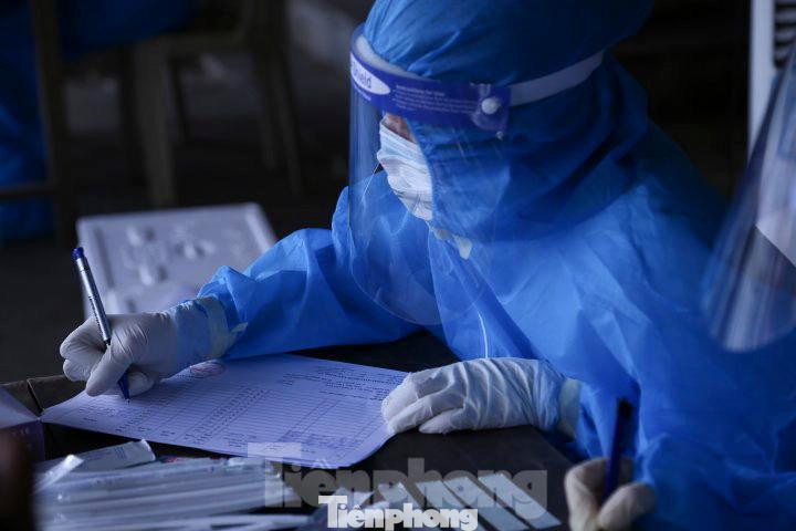 Ngành Y tế thành phố Vinh sẽ chuyển các mẫu về Trung tâm kiểm soát bệnh tật tỉnh Nghệ An để xét nghiệm khẳng định. Ngành Y tế thành phố Vinh sẽ chuyển các mẫu về Trung tâm kiểm soát bệnh tật tỉnh Nghệ An để xét nghiệm khẳng định.