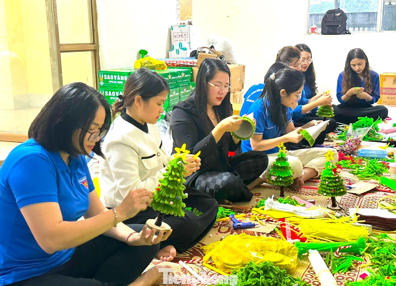 Được biết, khoảng 100 cây thông Noel và nhiều phần quà ý nghĩa sẽ được các bạn đoàn viên làm với kinh phí khoảng 30 triệu đồng. Sau khi hoàn thiện, những cây thông, phần quà sẽ được trao tặng đến cho các em nhỏ tại Trung tâm Mồ côi - Khuyết tật Mẹ Têrêsa Calcutta vào ngày 16/12 tới đây.