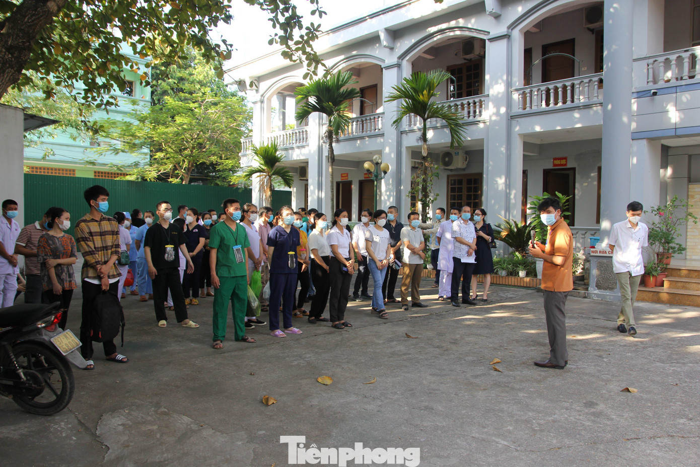 Đội ngũ cán bộ, nhân viên y tế được điều động xuống các bệnh viện dã chiến ở thị xã Cửa Lò. Đội ngũ cán bộ, nhân viên y tế được điều động xuống các bệnh viện dã chiến ở thị xã Cửa Lò.