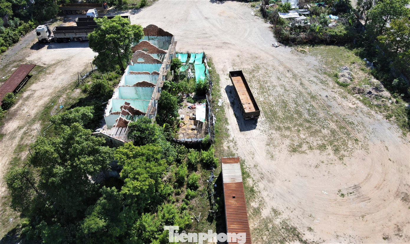 Bị bỏ hoang, nơi đây trở thành bãi đậu xe container, trọng tải lớn và vứt rác. Bị bỏ hoang, nơi đây trở thành bãi đậu xe container, trọng tải lớn và vứt rác.