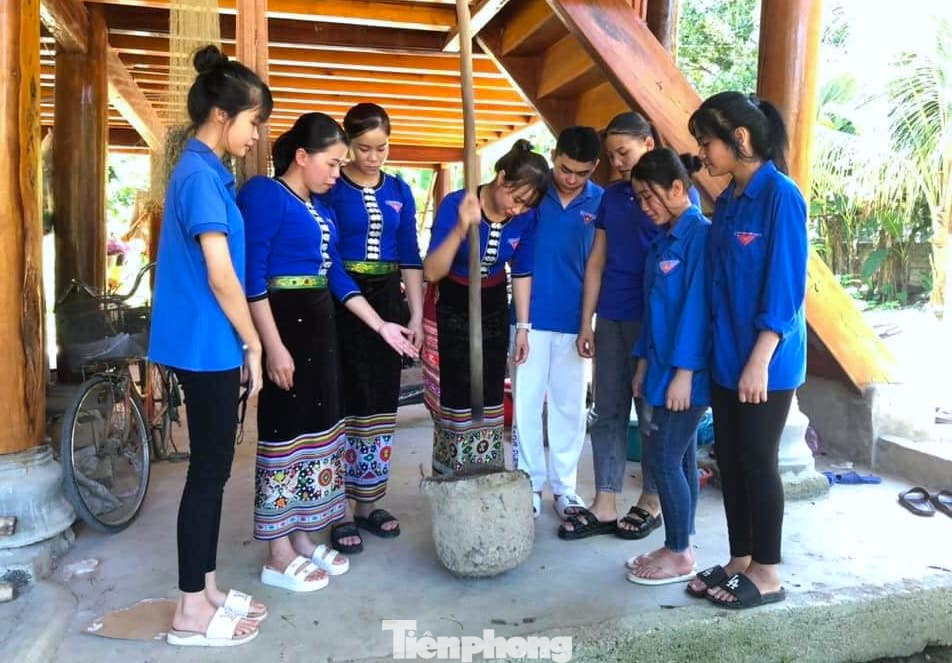 Các bạn trẻ sẽ căn đúng tỉ lệ của các loại lá và gạo. Gạo được giã thành bột. Các loại lá cũng được giã nát và trộn vào bột gạo theo kích thước, công thức có sẵn.