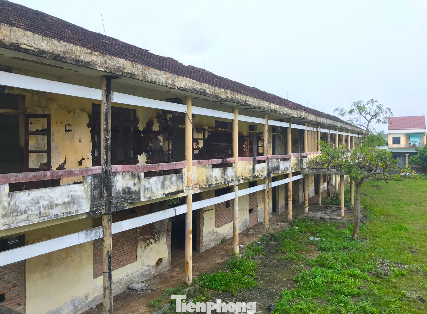 Ông Cao Văn Toàn - Chủ tịch UBND phường Đông Vĩnh thừa nhận vấn đề trường cấp 2 là vấn đề nóng mà nhân dân, cử tri trên địa bàn đặc biệt quan tâm, cuộc họp nào cũng có ý kiến. "Đây là một vấn đề bức xúc, nổi cộm trên địa bàn phường Đông Vĩnh. Mùa tuyển sinh, người dân rất bức xúc. Học cấp 1 xong rồi giờ không biết học cấp 2 ở đâu", ông Toàn nói.