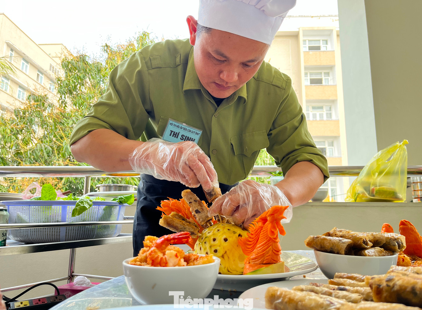 Tham gia cuộc thi, mỗi đội đều lựa chọn những nam cán bộ ưu tú nhất, khéo tay nhất để trổ tài nấu nướng. Tham gia cuộc thi, mỗi đội đều lựa chọn những nam cán bộ ưu tú nhất, khéo tay nhất để trổ tài nấu nướng.