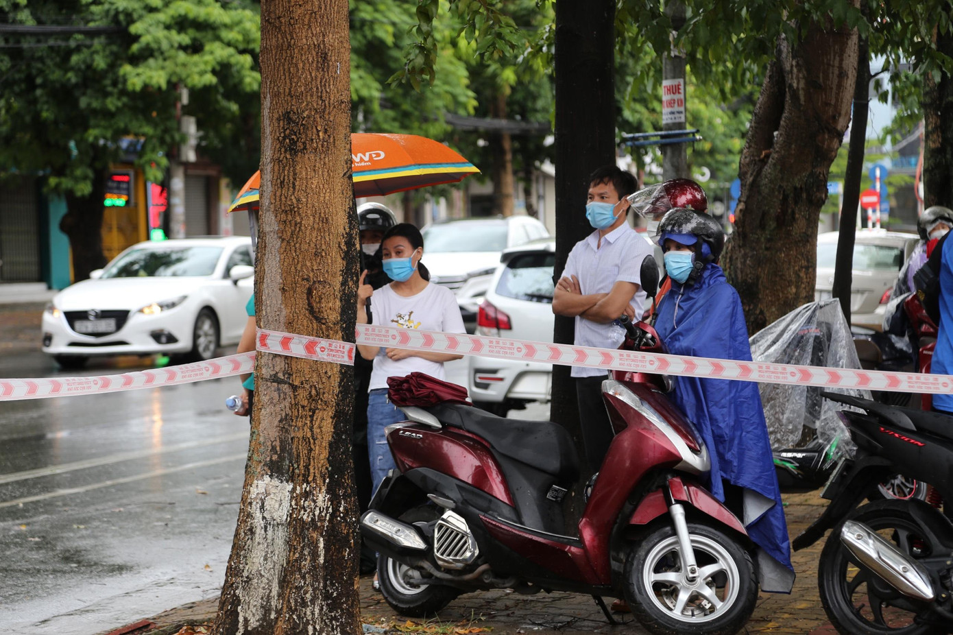 Anh Nguyễn Thành Nam - 50 tuổi, trú tại phường Hưng Phúc, TP Vinh (Nghệ An) cho hay: &quot;Tôi thực sự lo lắng, tuy còn một số việc ở nhà nhưng tôi không thể về vì phải chờ con, xem cháu có làm được bài không. Môn Ngữ Văn không phải khối cháu theo học nên tôi mong con có thêm đạt được 6 điểm&quot;.