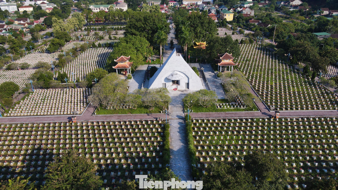 Một địa chỉ đỏ linh thiêng, quen thuộc với người dân cả nước khi về huyện Anh Sơn là Nghĩa trang Việt – Lào. Nghĩa trang liệt sĩ Việt - Lào được xây dựng từ năm 1976, nằm sát Quốc lộ 7, với diện tích gần 7ha.