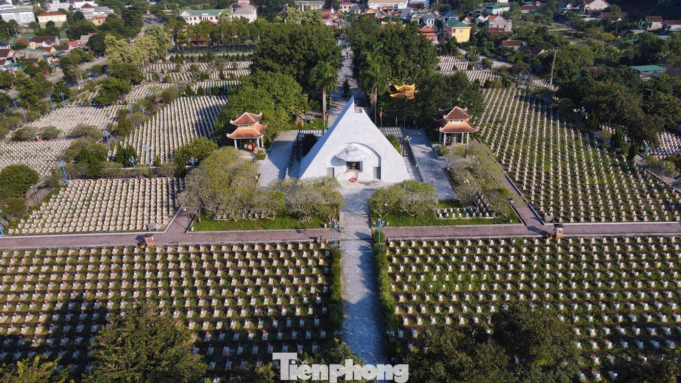Một địa chỉ đỏ linh thiêng, quen thuộc với người dân cả nước khi về huyện Anh Sơn là Nghĩa trang Việt – Lào. Nghĩa trang liệt sĩ Việt - Lào được xây dựng từ năm 1976, nằm sát Quốc lộ 7, với diện tích gần 7ha.