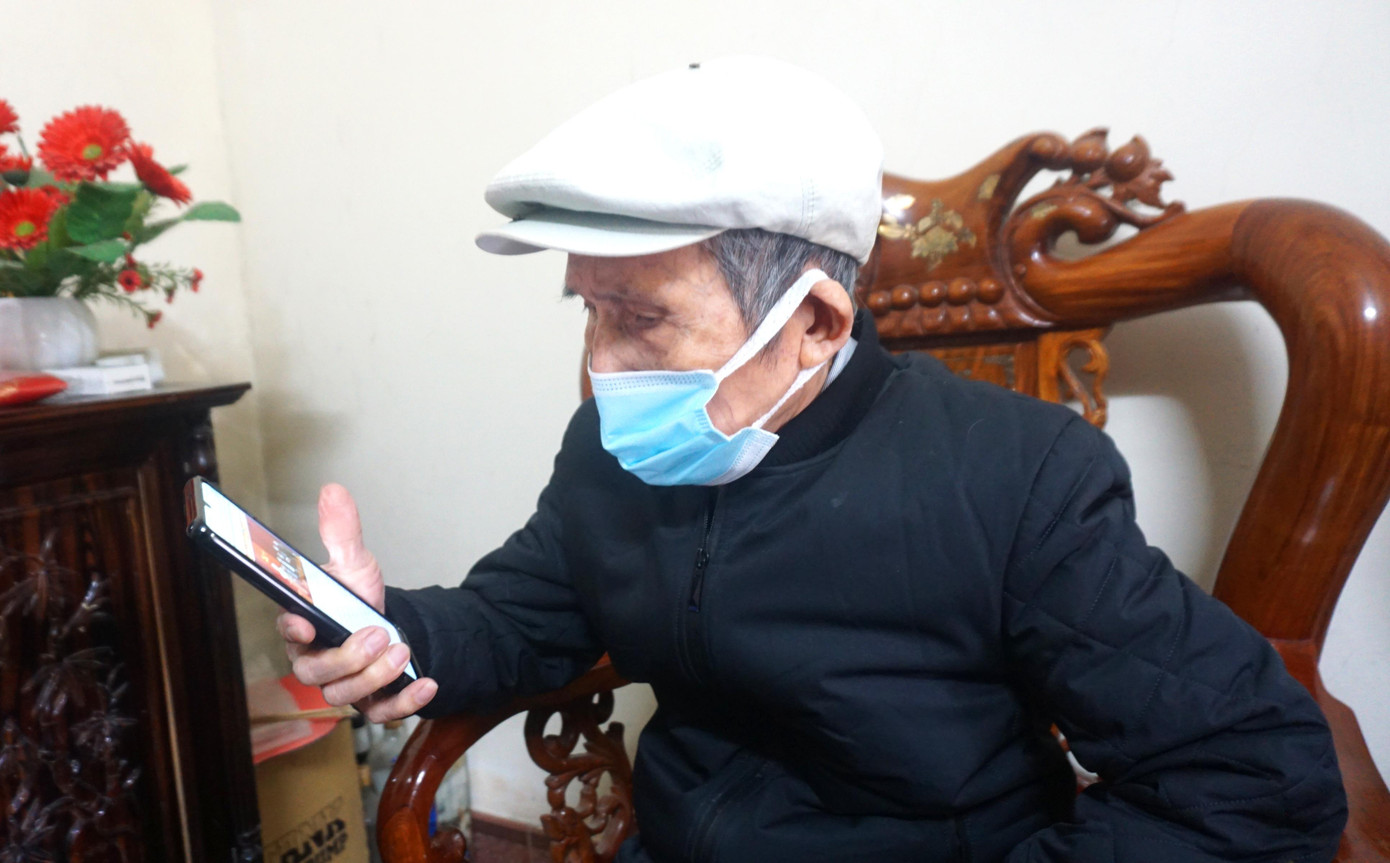 Ở tuổi 90, cụ Điệt vẫn thường xuyên xem tivi, đọc báo để cập nhật thông tin về dịch bệnh mỗi ngày Ở tuổi 90, cụ Điệt vẫn thường xuyên xem tivi, đọc báo để cập nhật thông tin về dịch bệnh mỗi ngày