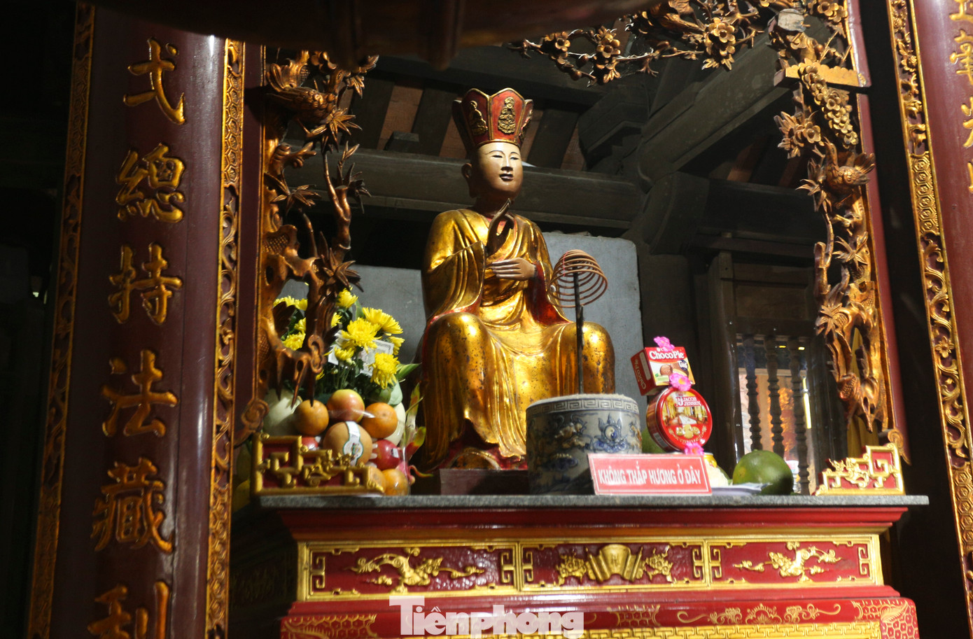 Nơi thờ tự chính của chùa là thượng điện, bên trong có nhiều tượng phật cổ và kiểu kiến trúc độc đáo.