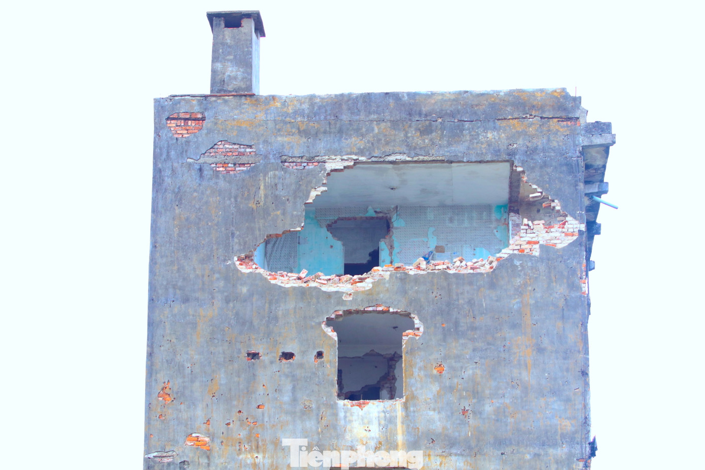 Theo Báo cáo kiểm định chất lượng đảm bảo an toàn do Viện Khoa học công nghệ xây dựng - Bộ Xây dựng thực hiện tháng 11/2022, Công bố Kết luận kiểm định chất lượng của Sở Xây dựng tại Văn bản số 4551 ngày 2/12/2022 thì: “Công trình Nhà C8 thuộc khu C, Khu chung cư Quang Trung, thành phố Vinh có mức độ nguy hiểm cấp D: Khả năng chịu lực của kết cấu chịu lực không thể đáp ứng được yêu cầu sử dụng bình thường, nhà xuất hiện tình trạng nguy hiểm tổng thể".