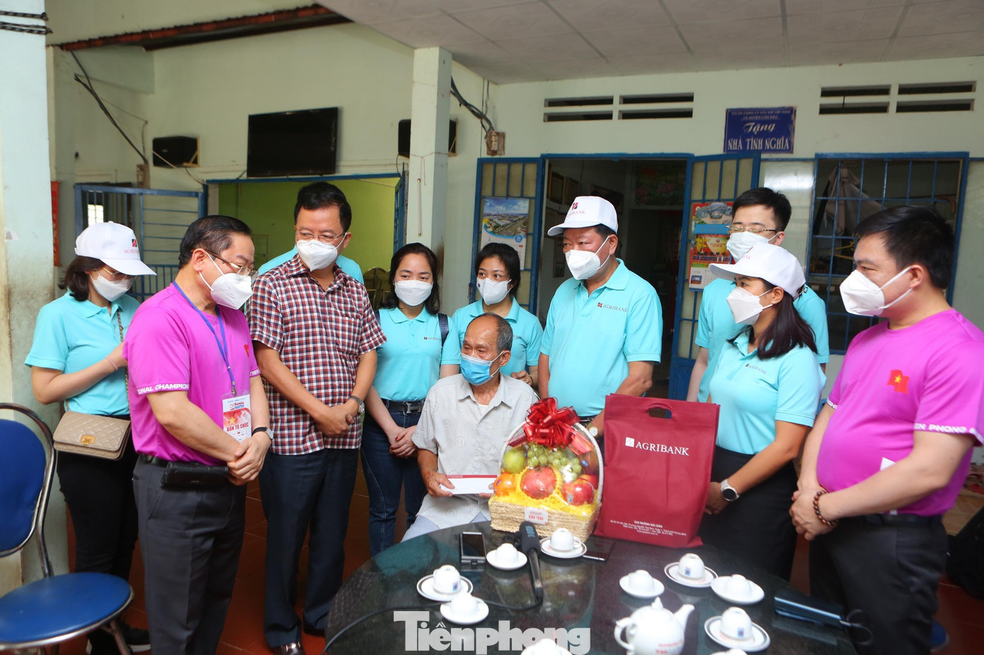 Tổng Biên tập báo Tiền Phong Lê Xuân Sơn - đồng Trưởng Ban tổ chức giải Tiền Phong Marathon 2022 bày tỏ khâm phục ý chí kiên cường, kiên trung của các cựu tù chính trị ở Côn Đảo. Ông Sơn cũng giới thiệu với ông Ước về giải Tiền Phong Marathon 2022 tại Côn Đảo với thông điệp "Theo dấu chân huyền thoại".