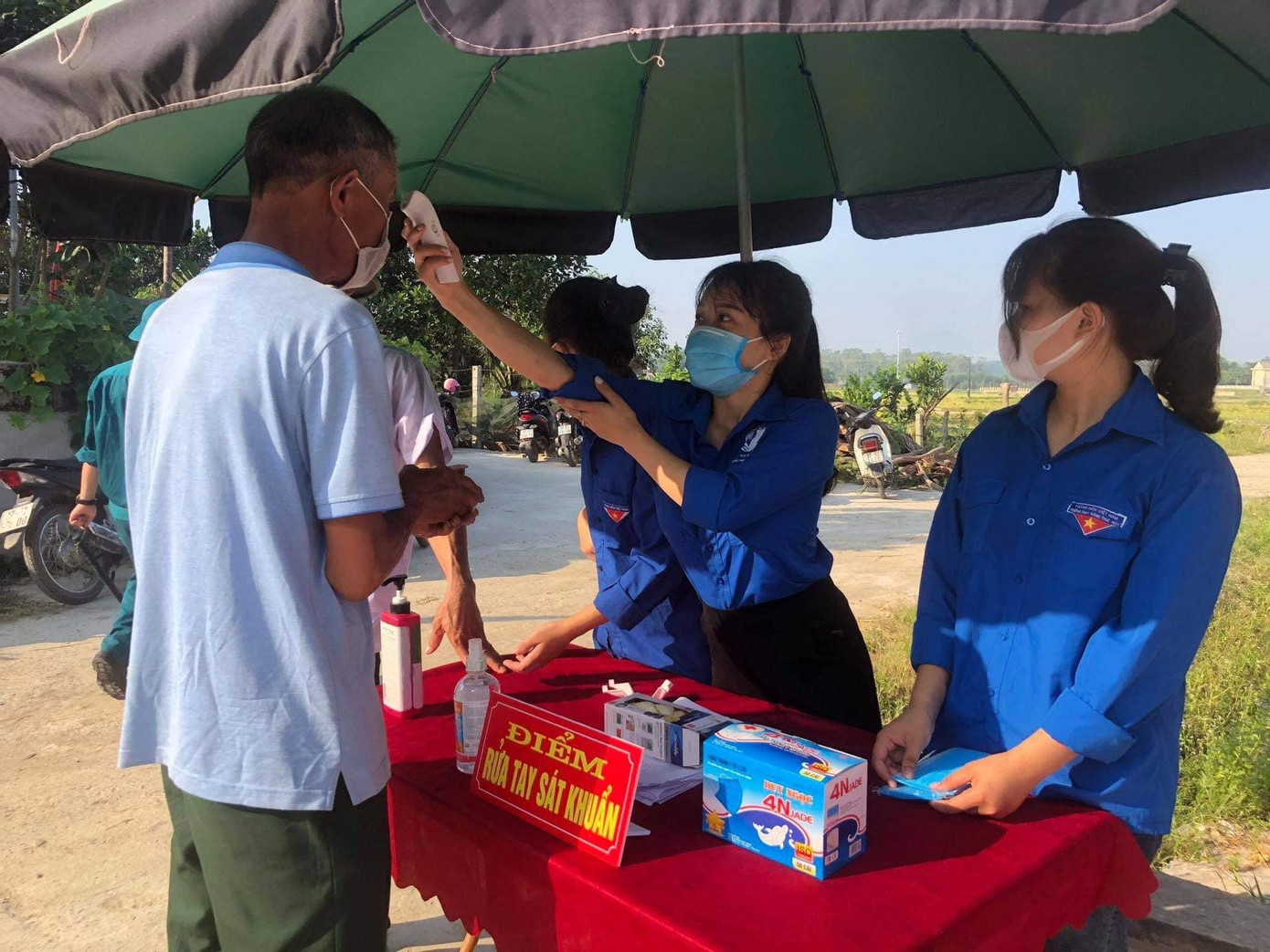 Tuổi trẻ Huyện đoàn Thanh Chương hỗ trợ công tác phòng, chống dịch bệnh COVID-19. Ảnh: Lê Dũng.