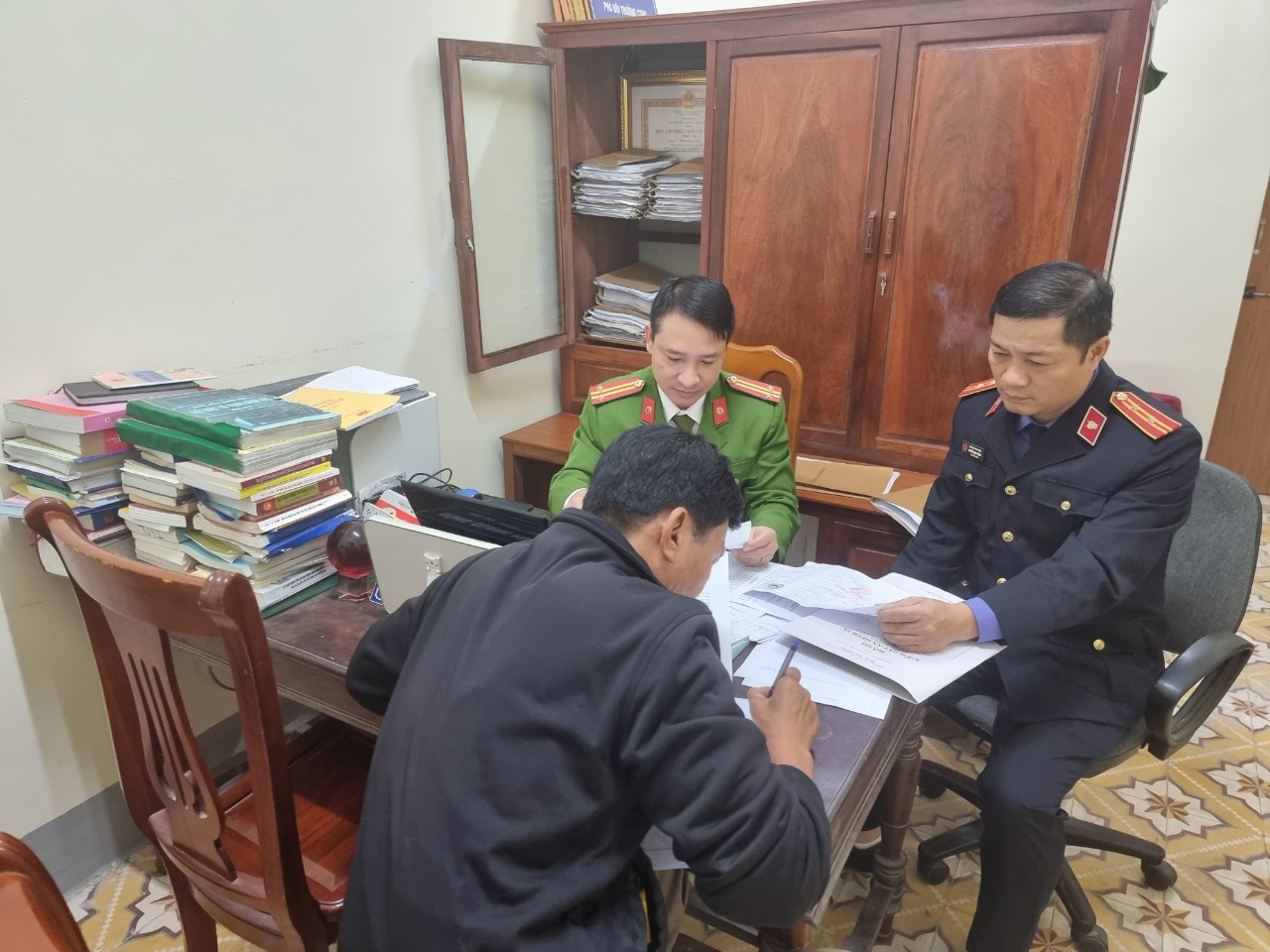 Cơ quan chức năng đang lấy lời khai của tài xế Oanh.