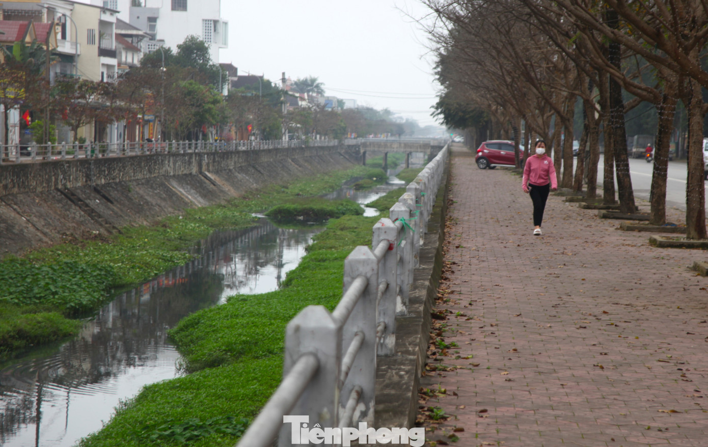 Người dân đi gần bờ kênh này đều phải đeo khẩu trang vì mùi hôi thối.