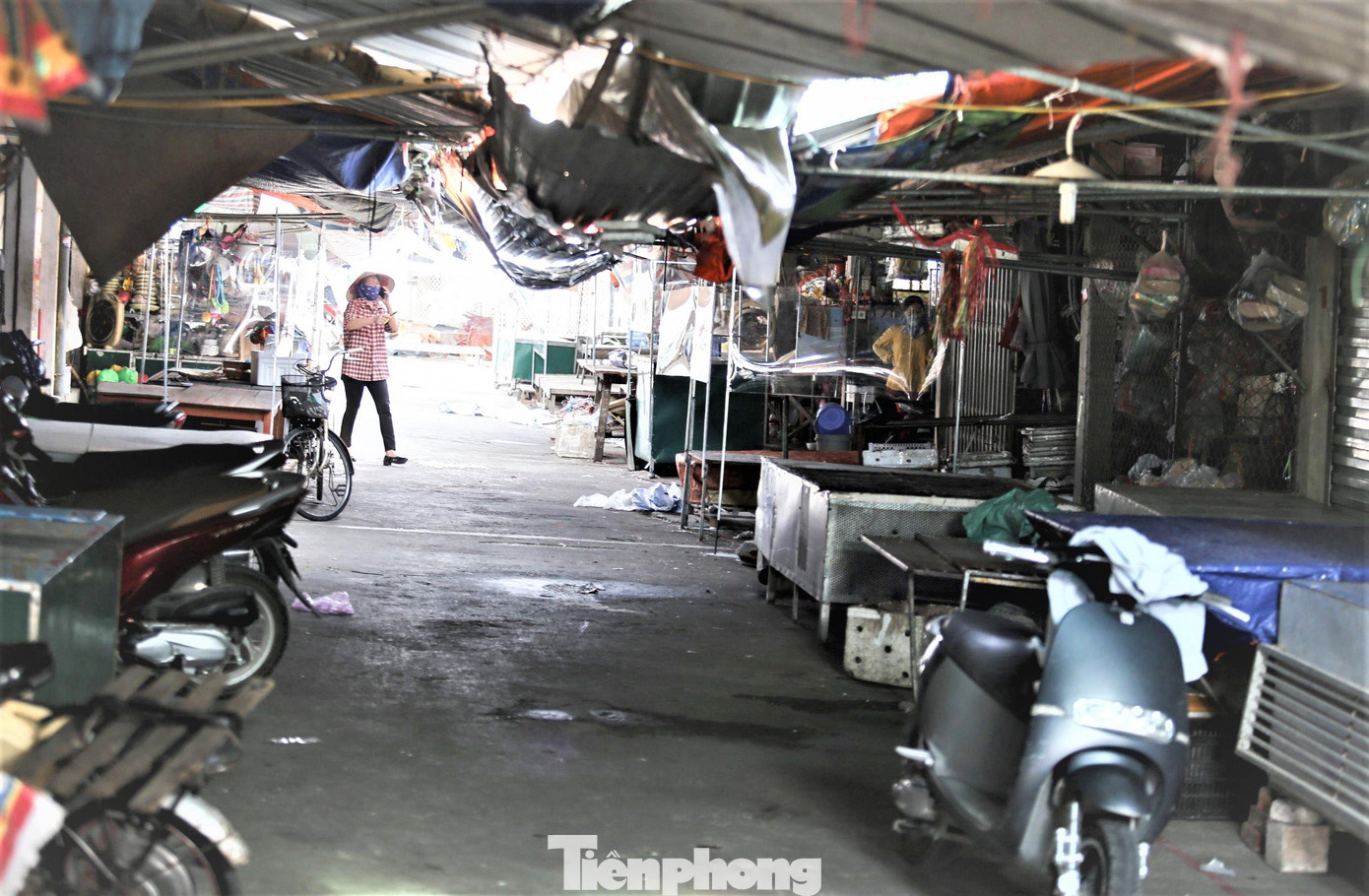 Sau khi có thông báo của UBND thành phố Vinh, tiểu thương đã đến chợ để chuẩn bị và lắp đặt các thiết bị phòng chống dịch.