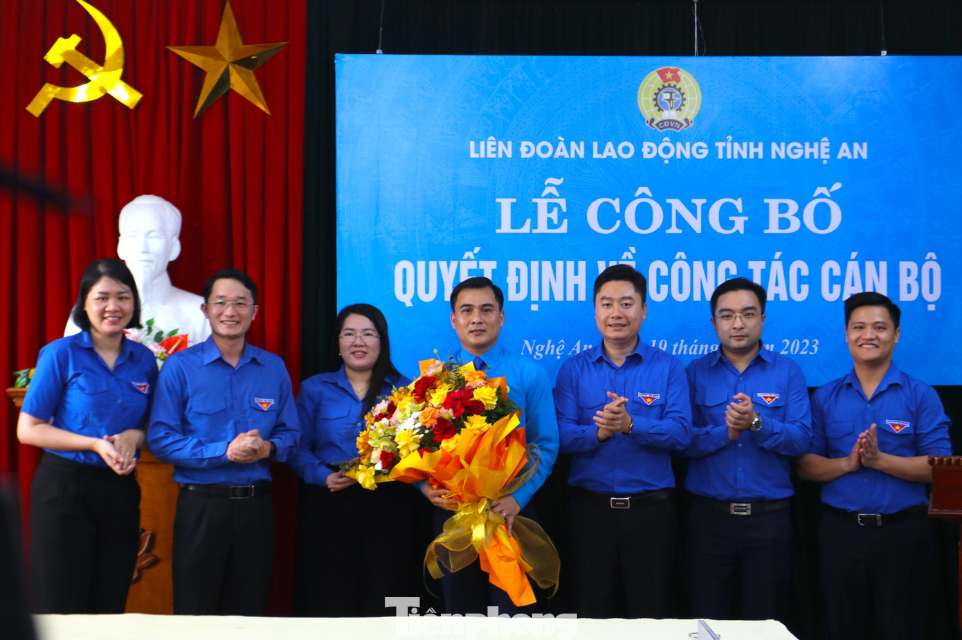 Lãnh đạo Tỉnh Đoàn Nghệ An tặng hoa chúc mừng ông Thái Minh Sỹ.