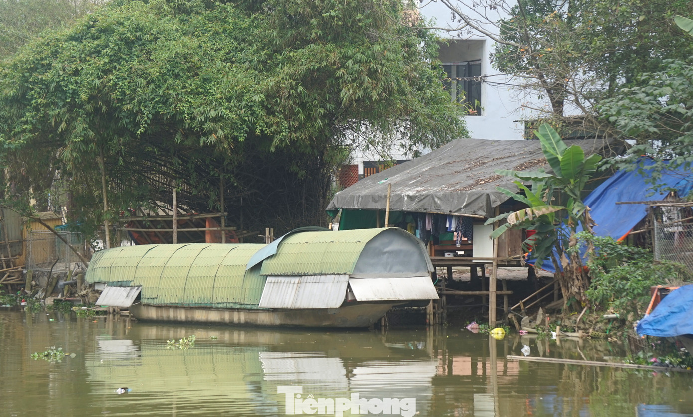 Vợ chồng ông Vựng có 3 người con. Hiện một người con đã lấy vợ và sinh cháu. Chiếc thuyền nhỏ xiêu vẹo đã yếu đi vì sương gió vốn chật chội nên khi có thêm thành viên, vợ chồng người con phải về nhà ngoại ở tạm. Hiện 2 vợ chồng người con đã đi làm thuê nơi khác để mong có thu nhập ổn định hơn.