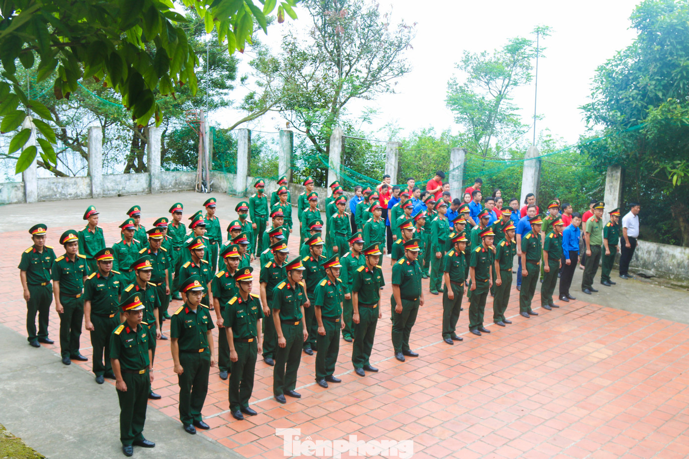 Khi bình mình ôm trọn biển cả, cán bộ, chiến sĩ tiểu đoàn hỗn hợp Đảo Mắt, Bộ Chỉ huy Quân sự tỉnh Nghệ An cùng Đoàn viên, thanh niên Tỉnh đoàn Nghệ An, Thành đoàn Vinh tập hợp đội ngũ chuẩn bị lễ chào cờ. Đây là một trong những nghi lễ của chương trình giao lưu "Hành trình thanh niên làm theo lời Bác" năm 2022 do Bộ Chỉ huy Quân sự tỉnh Nghệ An, Tỉnh đoàn Nghệ An, Thành đoàn Vinh phối hợp tổ chức tại Đảo Mắt.