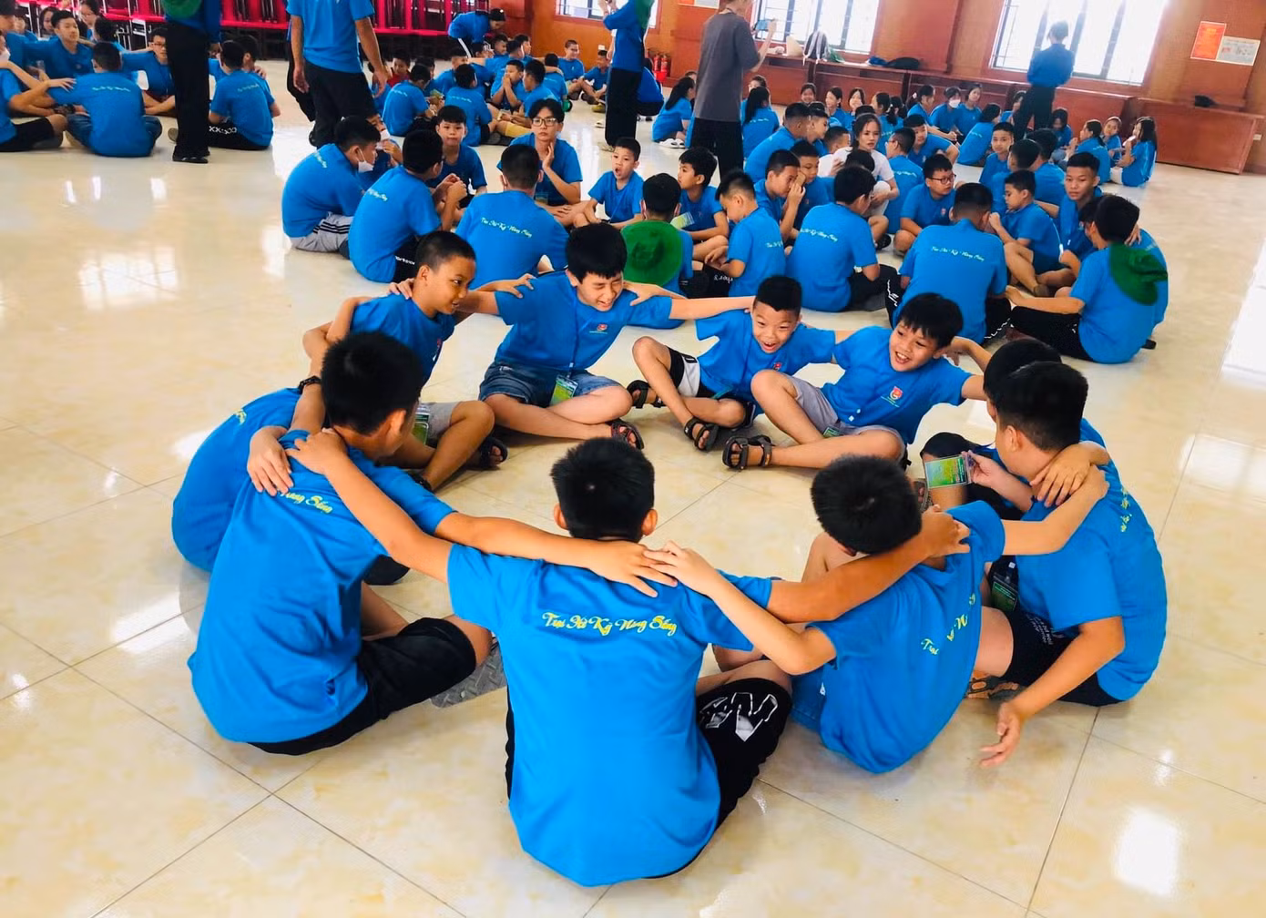 Đến với trại hè, các em được trải nghiệm thực tế và phát huy những ưu điểm, khả năng của mình. Với phương pháp “học mà chơi, chơi mà học”, chương trình hướng đến mục tiêu rèn luyện sự tự tin, hình thành ý thức tự lập, phát huy tính sáng tạo và nuôi dưỡng tinh thần trách nhiệm, lòng biết ơn, tình yêu thương cho các trại sinh.