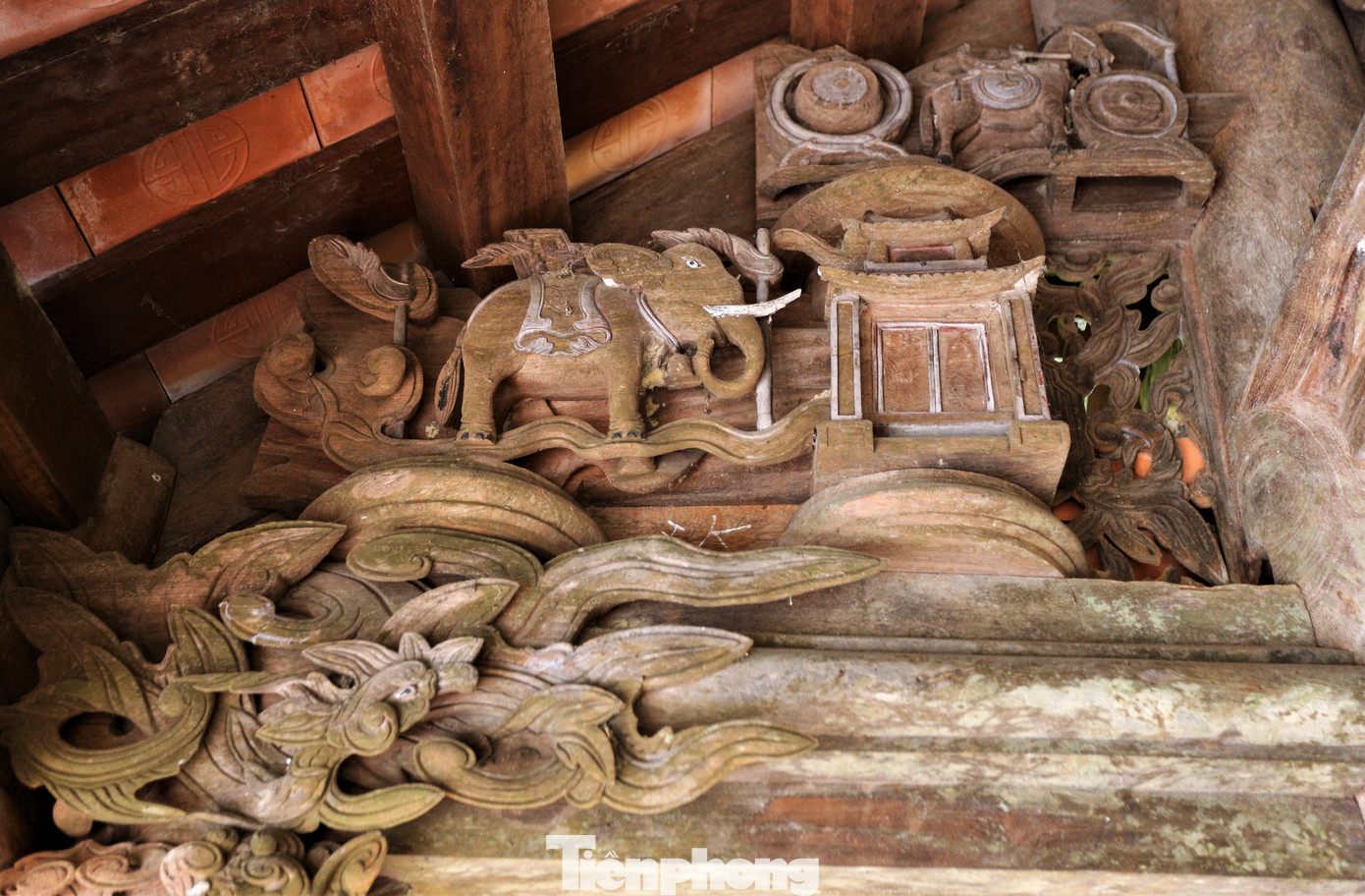 Những nét chạm khắc tinh xảo, công phu và rất nghệ thuật trên chất liệu gỗ mít với cách bài trí đăng đối hài hòa. Các chủ đề trang trí phản ánh đời sống văn hóa dân gian truyền thống như rồng, phượng, cá chép hóa rồng, voi, ngựa, con quốc, rùa, hươu, cây cảnh như trúc, mai, sen…