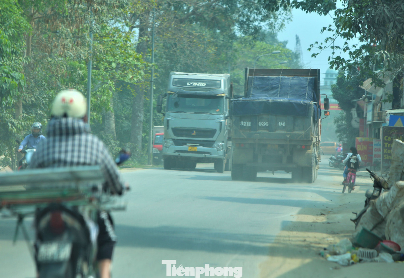 Trước thực tế xe tải, xe ben có dấu hiệu quá khổ, quá tải chạy hàng loạt trên các tuyến đường nhưng vắng bóng lực lượng thanh tra giao thông, Ông Nguyễn Viết Hùng - Chánh Thanh tra Sở GTVT Nghệ An cho biết, đơn vị có 32 cán bộ, thời gian qua đơn vị thành lập nhiều tổ thực hiện các chuyên đề của Bộ GTVT nên việc tuần tra kiểm soát xe quá khổ, quá tải chỉ mang tính thường xuyên chứ không tăng cường cao điểm.
