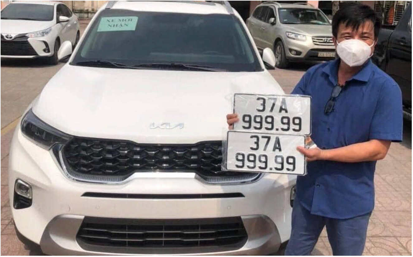 Trước đó vào tháng 4/2022, 1 người đàn ông ở huyện Anh Sơn (Nghệ An) đã may mắn khi bấm được biển ngũ quý 9. Chiếc xe ô tô sau đó được bán với giá trị gần gấp 3 lần chiếc xe ban đầu. Trước đó vào tháng 4/2022, 1 người đàn ông ở huyện Anh Sơn (Nghệ An) đã may mắn khi bấm được biển ngũ quý 9. Chiếc xe ô tô sau đó được bán với giá trị gần gấp 3 lần chiếc xe ban đầu.