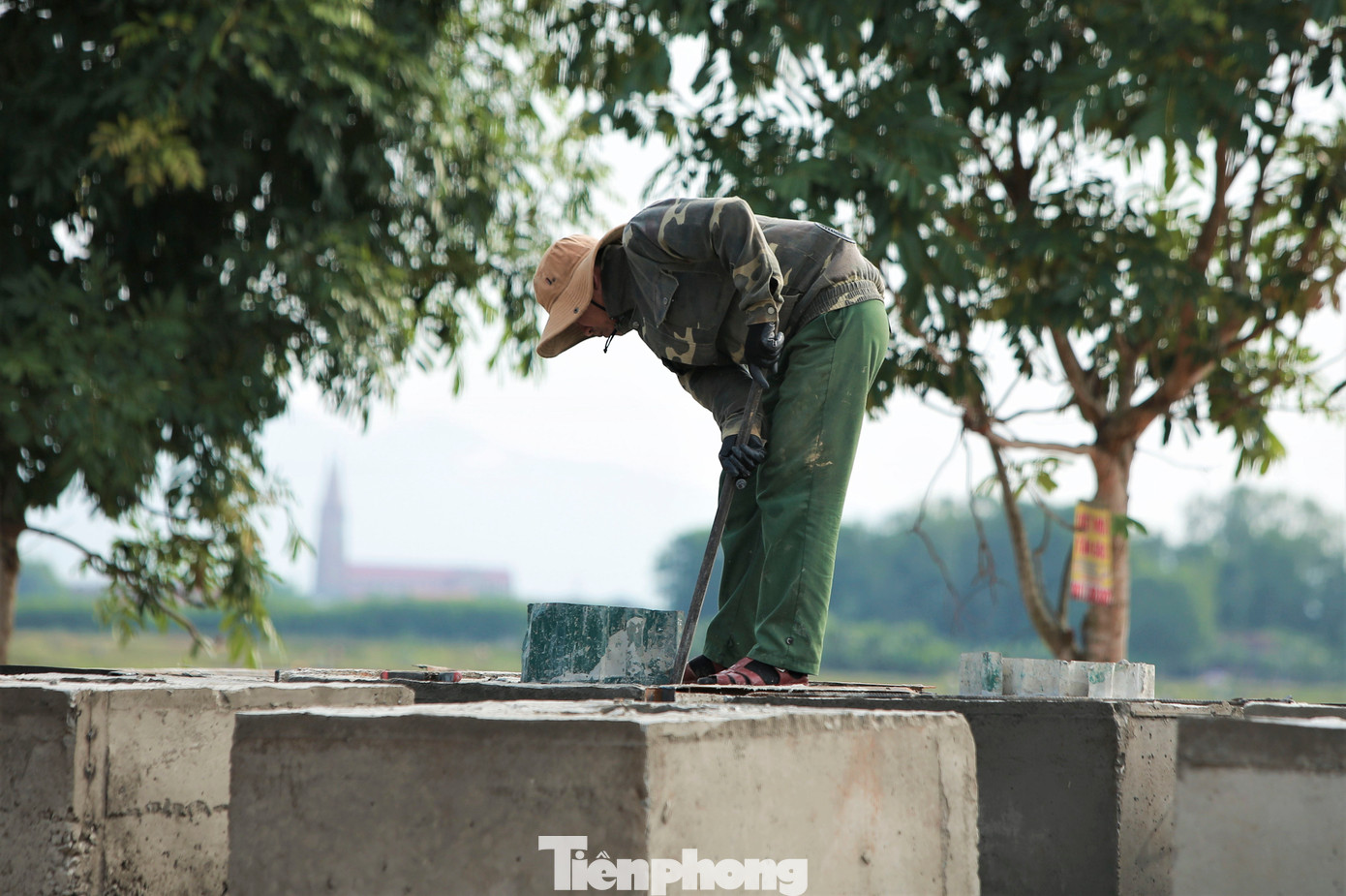 Đoạn Hàm Nghi - Vũng Áng dài 54,2 km có tổng mức đầu tư hơn 9.700 tỷ đồng, đi qua các huyện Thạch Hà, Cẩm Xuyên và huyện Kỳ Anh do Ban QLDA Thăng Long làm chủ đầu tư. Lãnh đạo Ban QLDA Thăng Long (Bộ GTVT) cho hay, tiến độ dự án tới thời điểm này cơ bản được đảm bảo.