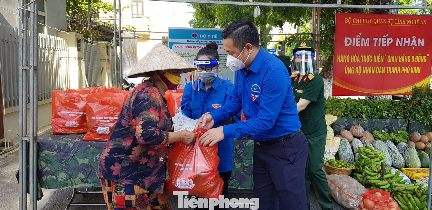 Bí thư Thành đoàn Vinh Lê Võ Sỹ trao thực phẩm cho người dân từ "Gian hàng 0 đồng". Bí thư Thành đoàn Vinh Lê Võ Sỹ trao thực phẩm cho người dân từ "Gian hàng 0 đồng".