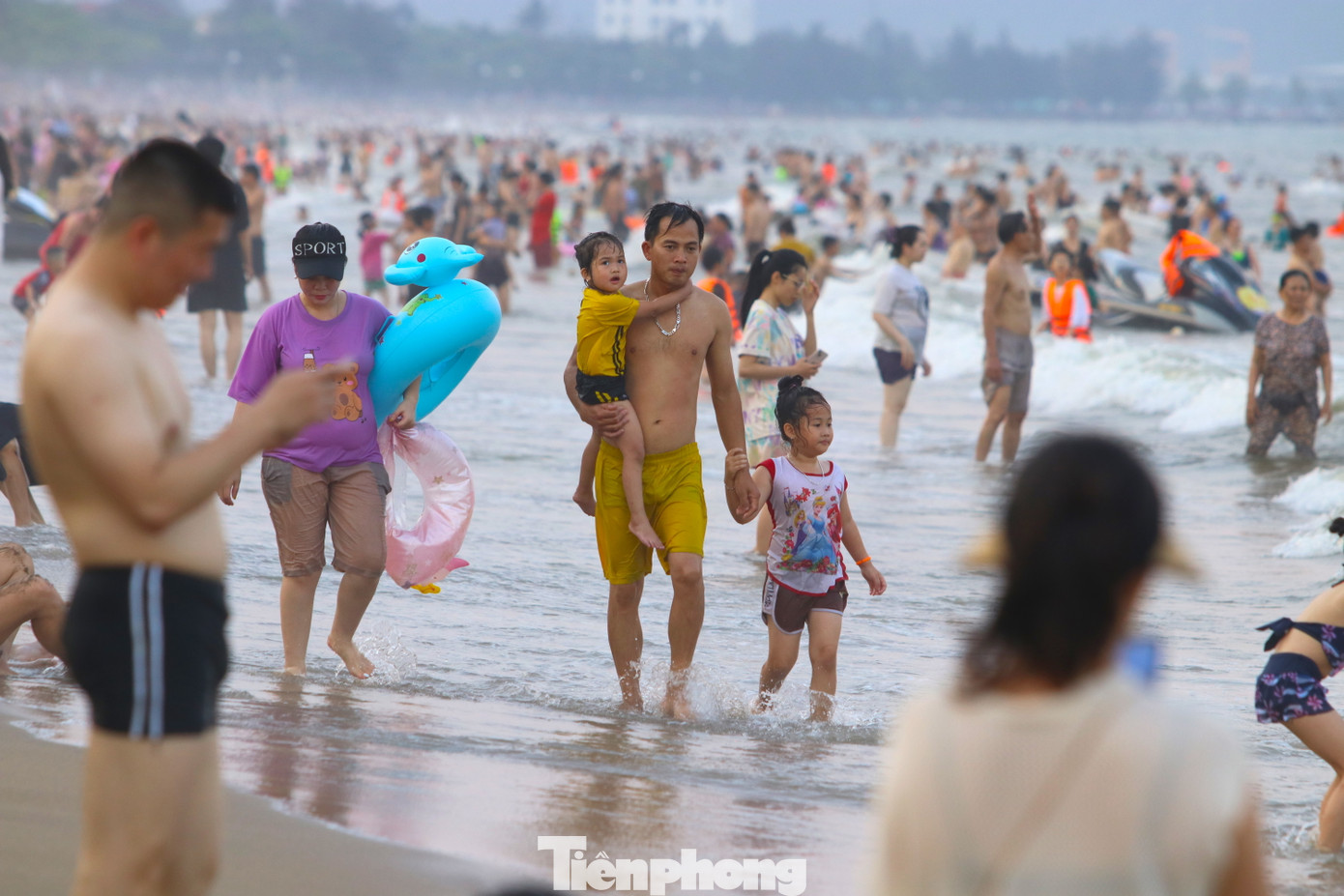 Nhiều gia đình cuối tuần được nghỉ ngơi nên đã cùng nhau xuống biển tắm và vui chơi .