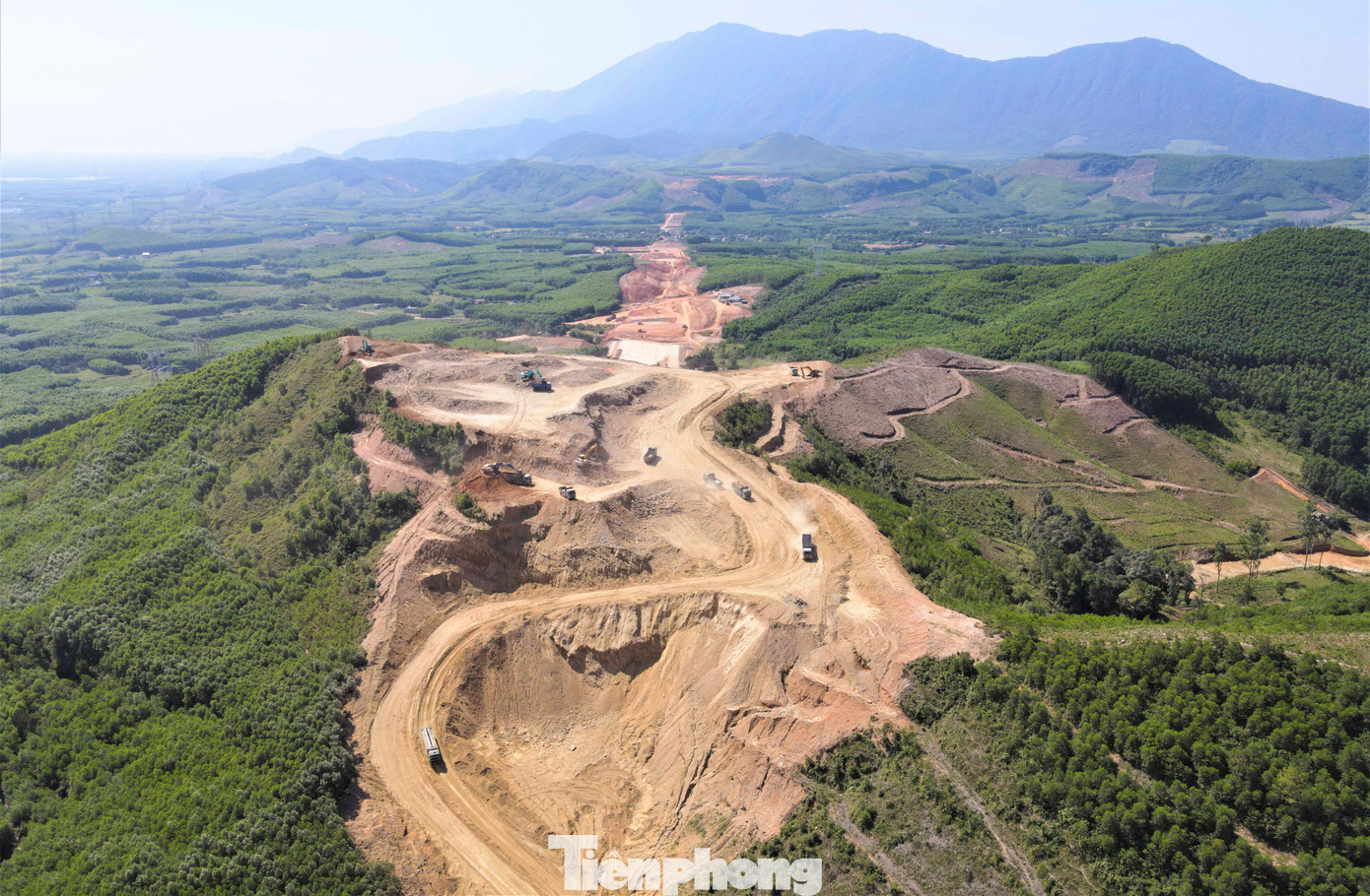 Với dự án thành phần cao tốc Vũng Áng - Bùng dài 55,34 km đi qua địa phận 2 tỉnh: Hà Tĩnh (12,9 km) và Quảng Bình (42,44km), có tổng mức đầu tư hơn 12.500 tỷ đồng, do Ban QLDA 6 (Bộ GTVT) làm chủ đầu tư. Trong ảnh là đoạn qua xã Kỳ Tân (huyện Kỳ Anh), nhà thầu đang xẻ đồi, san núi để thi công tuyến cao tốc.