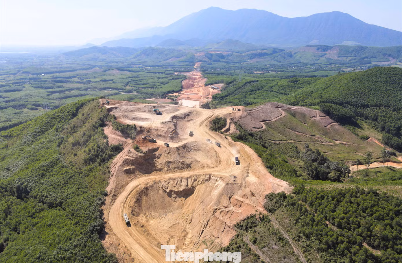 Với dự án thành phần cao tốc Vũng Áng - Bùng dài 55,34 km đi qua địa phận 2 tỉnh: Hà Tĩnh (12,9 km) và Quảng Bình (42,44km), có tổng mức đầu tư hơn 12.500 tỷ đồng, do Ban QLDA 6 (Bộ GTVT) làm chủ đầu tư. Trong ảnh là đoạn qua xã Kỳ Tân (huyện Kỳ Anh), nhà thầu đang xẻ đồi, san núi để thi công tuyến cao tốc. Với dự án thành phần cao tốc Vũng Áng - Bùng dài 55,34 km đi qua địa phận 2 tỉnh: Hà Tĩnh (12,9 km) và Quảng Bình (42,44km), có tổng mức đầu tư hơn 12.500 tỷ đồng, do Ban QLDA 6 (Bộ GTVT) làm chủ đầu tư. Trong ảnh là đoạn qua xã Kỳ Tân (huyện Kỳ Anh), nhà thầu đang xẻ đồi, san núi để thi công tuyến cao tốc.