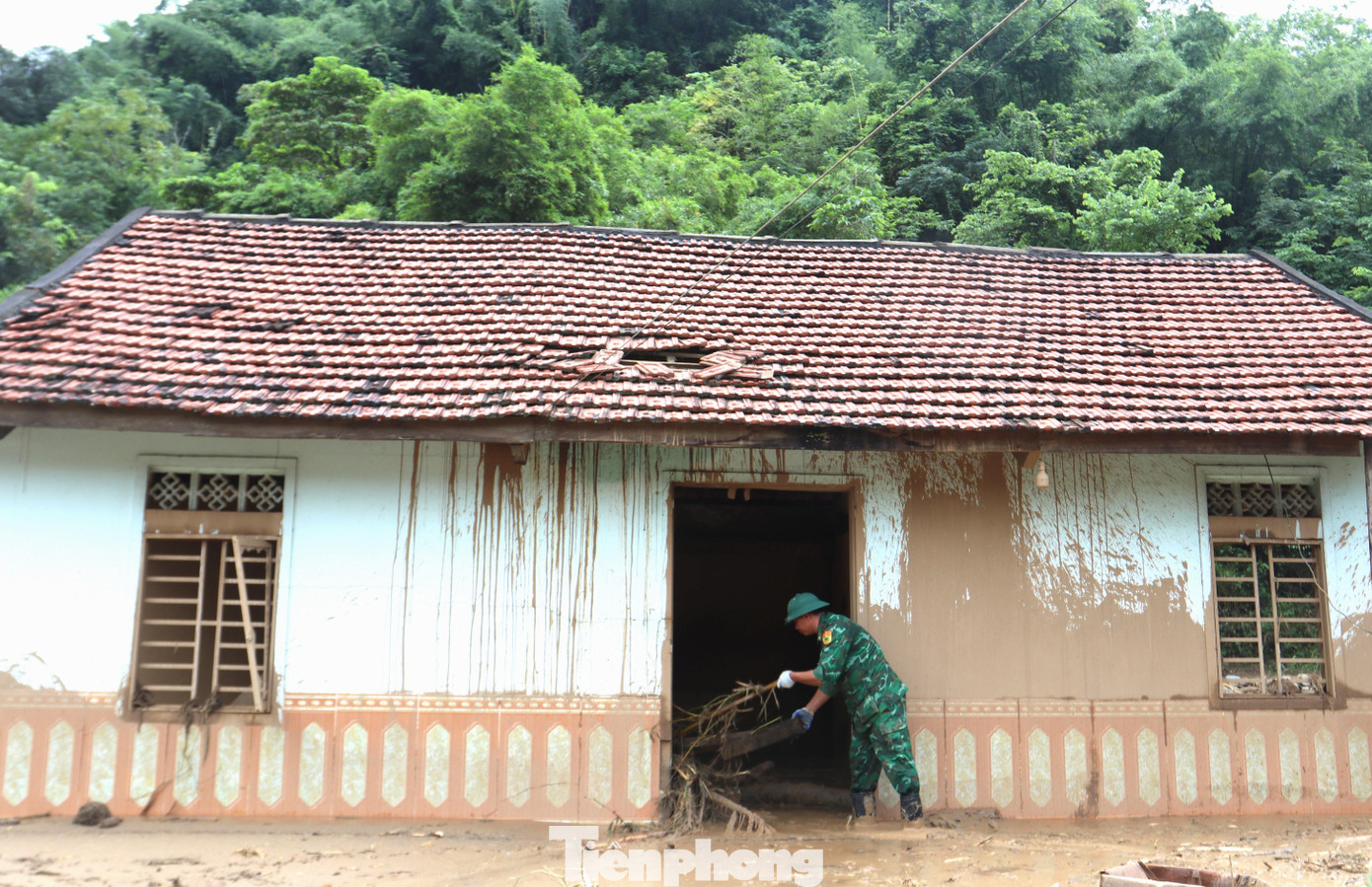 Dấu tích trận lũ quét còn hiện hữu trên từng căn nhà. Thượng tá Tôn Thiện Thành - Trợ lý tác chiến, Phòng Tham mưu BĐBP Nghệ An cho biết: "Ngay khi nhận lệnh di chuyển lên huyện Kỳ Sơn, chúng tôi đã xuất phát trong đêm 1/10 do đồng chí Đại tá Hồ Quyết Thắng - Phó Chỉ huy trưởng, Tham mưu trưởng trực tiếp chỉ huy tiền phương. Ngoài ra, Bộ Chỉ huy còn điều động bộ đội biên phòng ở các đồn Na Ngoi, Nậm Càn, Nậm Cắn, Đại đội cơ động 1". Dấu tích trận lũ quét còn hiện hữu trên từng căn nhà. Thượng tá Tôn Thiện Thành - Trợ lý tác chiến, Phòng Tham mưu BĐBP Nghệ An cho biết: "Ngay khi nhận lệnh di chuyển lên huyện Kỳ Sơn, chúng tôi đã xuất phát trong đêm 1/10 do đồng chí Đại tá Hồ Quyết Thắng - Phó Chỉ huy trưởng, Tham mưu trưởng trực tiếp chỉ huy tiền phương. Ngoài ra, Bộ Chỉ huy còn điều động bộ đội biên phòng ở các đồn Na Ngoi, Nậm Càn, Nậm Cắn, Đại đội cơ động 1".