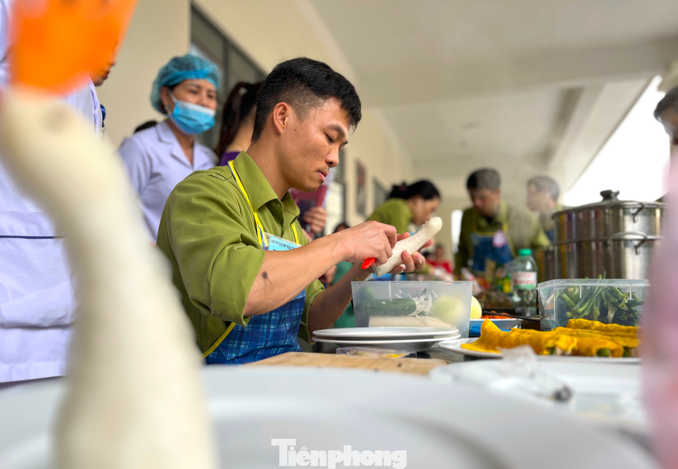 Cũng là lần đầu tiên trở thành đầu bếp chính khiến anh nguyễn Văn Thái (đội thi Khối Ngoại) không khỏi hồi hộp. Anh Thái được phân công làm món chả phượng. Món ăn cầu kỳ, công phu nên buộc anh Thái phải tập trung chăm chút từng tý một. Cũng là lần đầu tiên trở thành đầu bếp chính khiến anh nguyễn Văn Thái (đội thi Khối Ngoại) không khỏi hồi hộp. Anh Thái được phân công làm món chả phượng. Món ăn cầu kỳ, công phu nên buộc anh Thái phải tập trung chăm chút từng tý một.