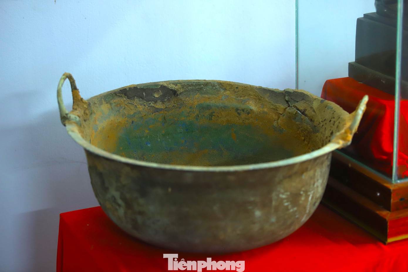 Trong số những hiện vật đồng thu được ở làng Vạc, đáng chú ý nhất là 5 chiếc trống đồng và hàng nghìn hiện vật như rìu đồng, đồ trang sức, tượng người, tượng voi, ngựa… (Ảnh: Rạng Đông).