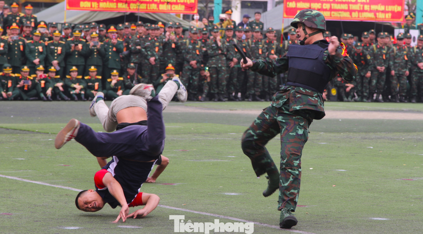Lực lượng kiểm soát quân sự biểu diễn võ thuật trấn áp tội phạm trong quá trình làm nhiệm vụ.