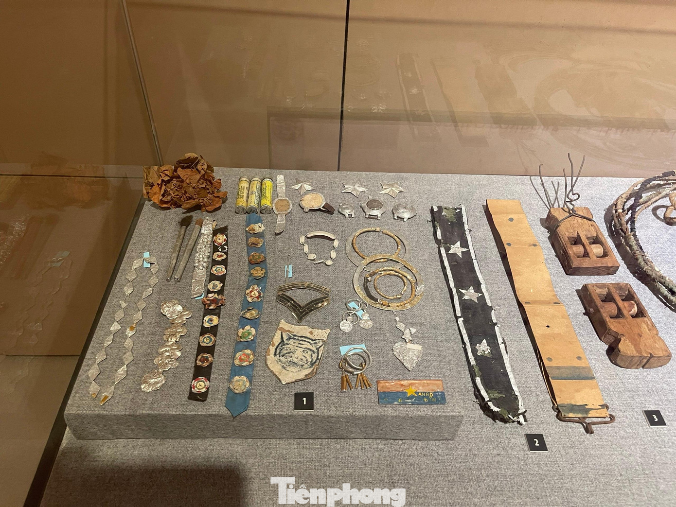 Những vật dụng của bọn thực dân, đế quốc, tay sai.