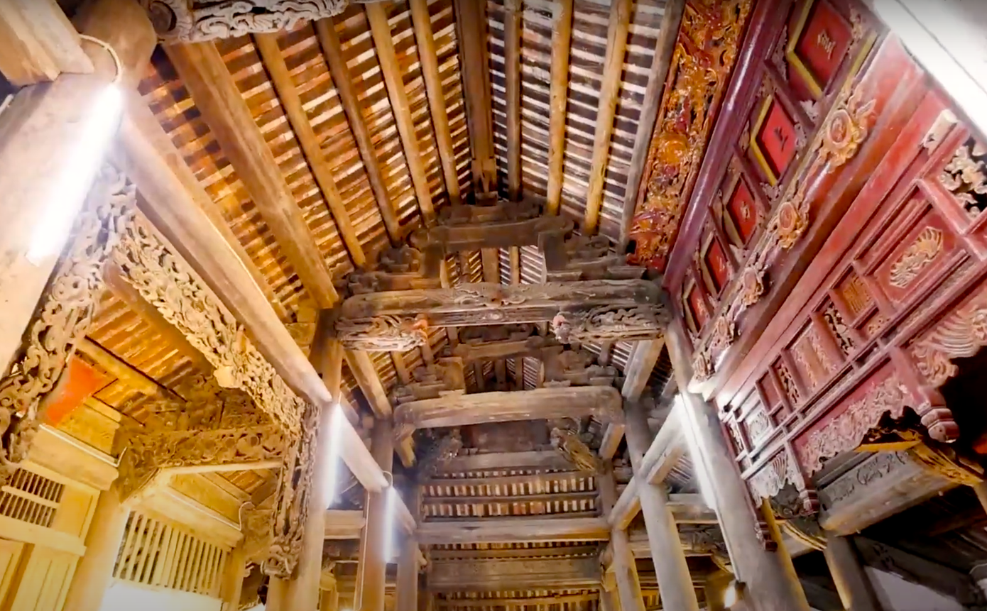 Cột đình được làm bằng gỗ lim và chò chỉ, đường kính lớn, đều nhau. Trên mái có 26 đường hoành và 42 đường xà.