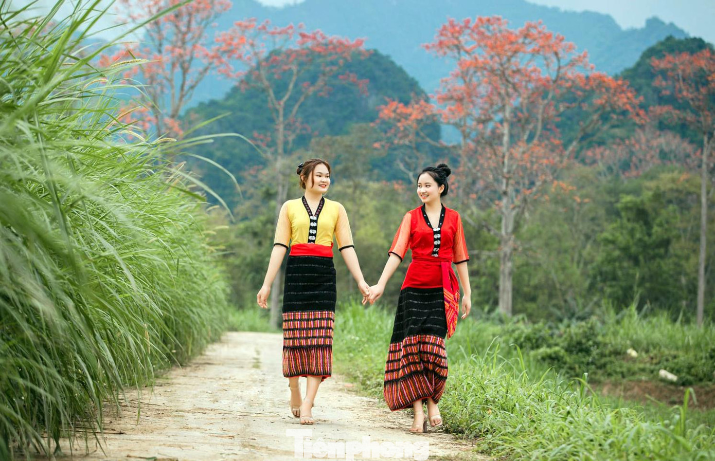 Những cô gái Thái thêm lung linh với trang phục truyền thống của dân tộc mình.