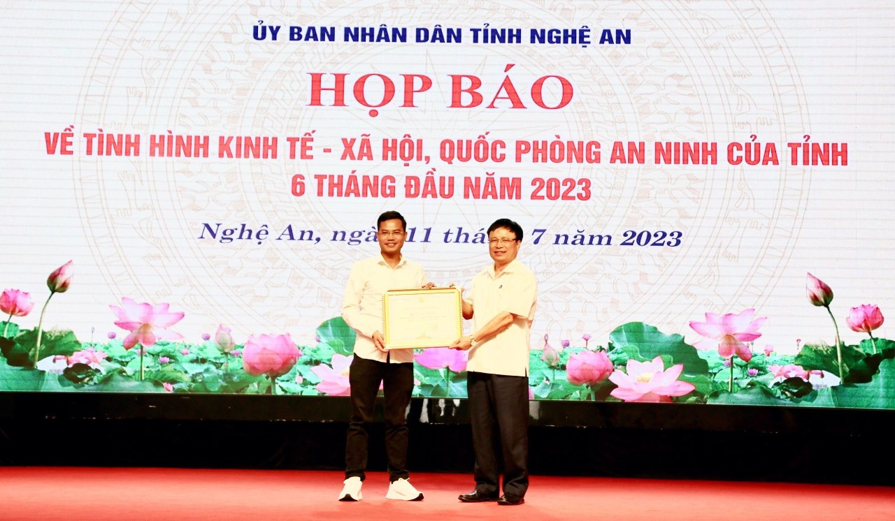 Dịp này, Chủ tịch UBND tỉnh Nghệ An đã tặng bằng khen cho Văn phòng đại diện báo Tiền Phong tại khu vực Bắc Trung Bộ đã có thành tích xuất sắc trong việc kết nối, tham mưu, tổ chức các hoạt động xã hội, từ thiện trên địa bàn tỉnh Nghệ An năm 2022. Dịp này, Chủ tịch UBND tỉnh Nghệ An đã tặng bằng khen cho Văn phòng đại diện báo Tiền Phong tại khu vực Bắc Trung Bộ đã có thành tích xuất sắc trong việc kết nối, tham mưu, tổ chức các hoạt động xã hội, từ thiện trên địa bàn tỉnh Nghệ An năm 2022.