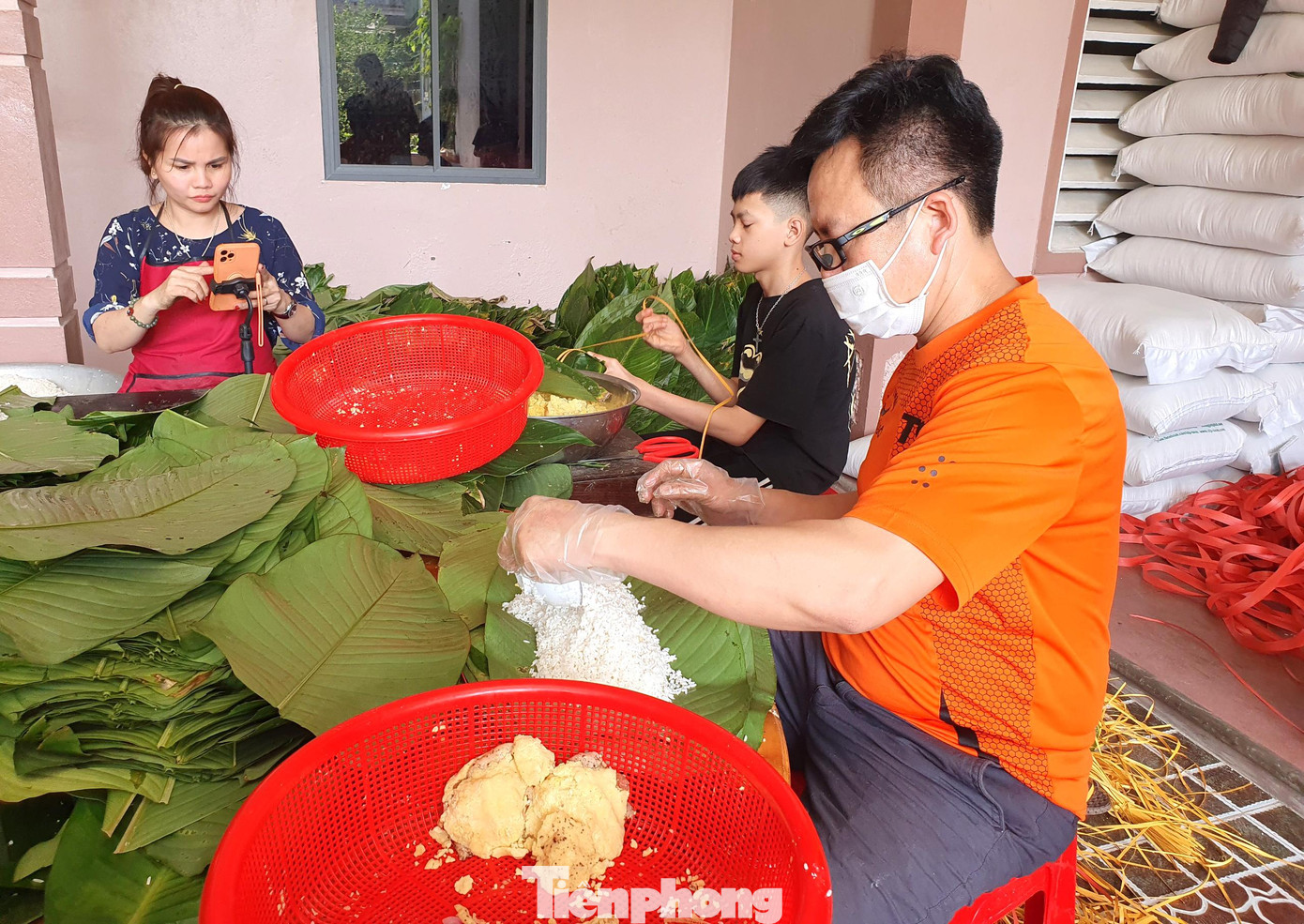 Tết cận kề song nhiều khách quen vẫn liên tục gọi điện đặt bánh, nhiều người phải vừa gói bánh vừa trả lời khách hàng.