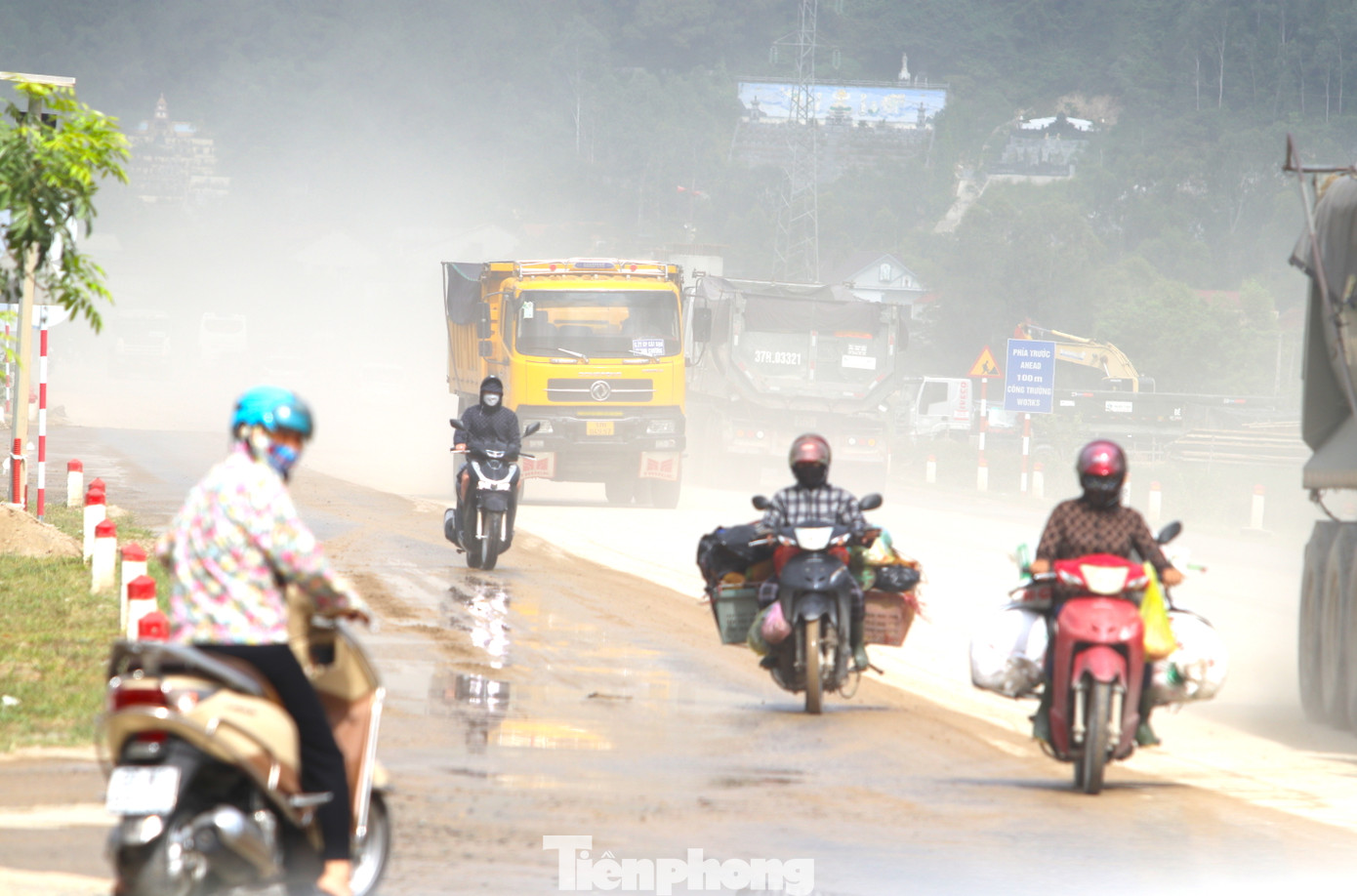 Mỗi ngày có hàng trăm lượt xe tải, xe ben lớn nhỏ chở nguyên vật liệu đi qua khiến tuyến đường này càng thêm ô nhiễm bụi bẩn.