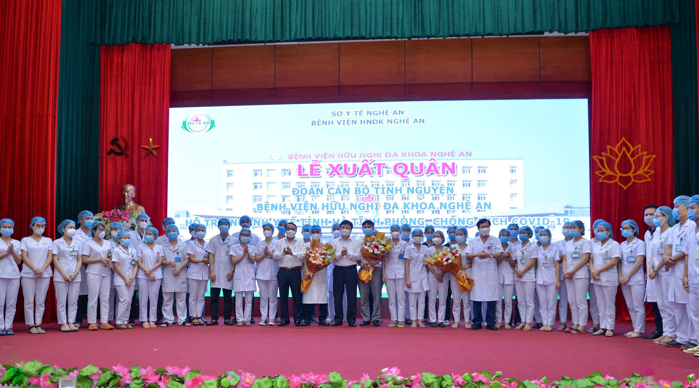 Ngày 9/6, UBND tỉnh Nghệ An và Sở Y tế Nghệ An có buổi gặp mặt chia tay đoàn cán bộ y bác sĩ ngành y tế Nghệ An chi viện cho tỉnh Hà Tĩnh chống dịch COVID - 19. Trong ảnh: Lãnh đạo tỉnh Nghệ An tặng hoa và chúc đoàn chi viện hoàn thành tốt nhiệm vụ tại Hà Tĩnh.