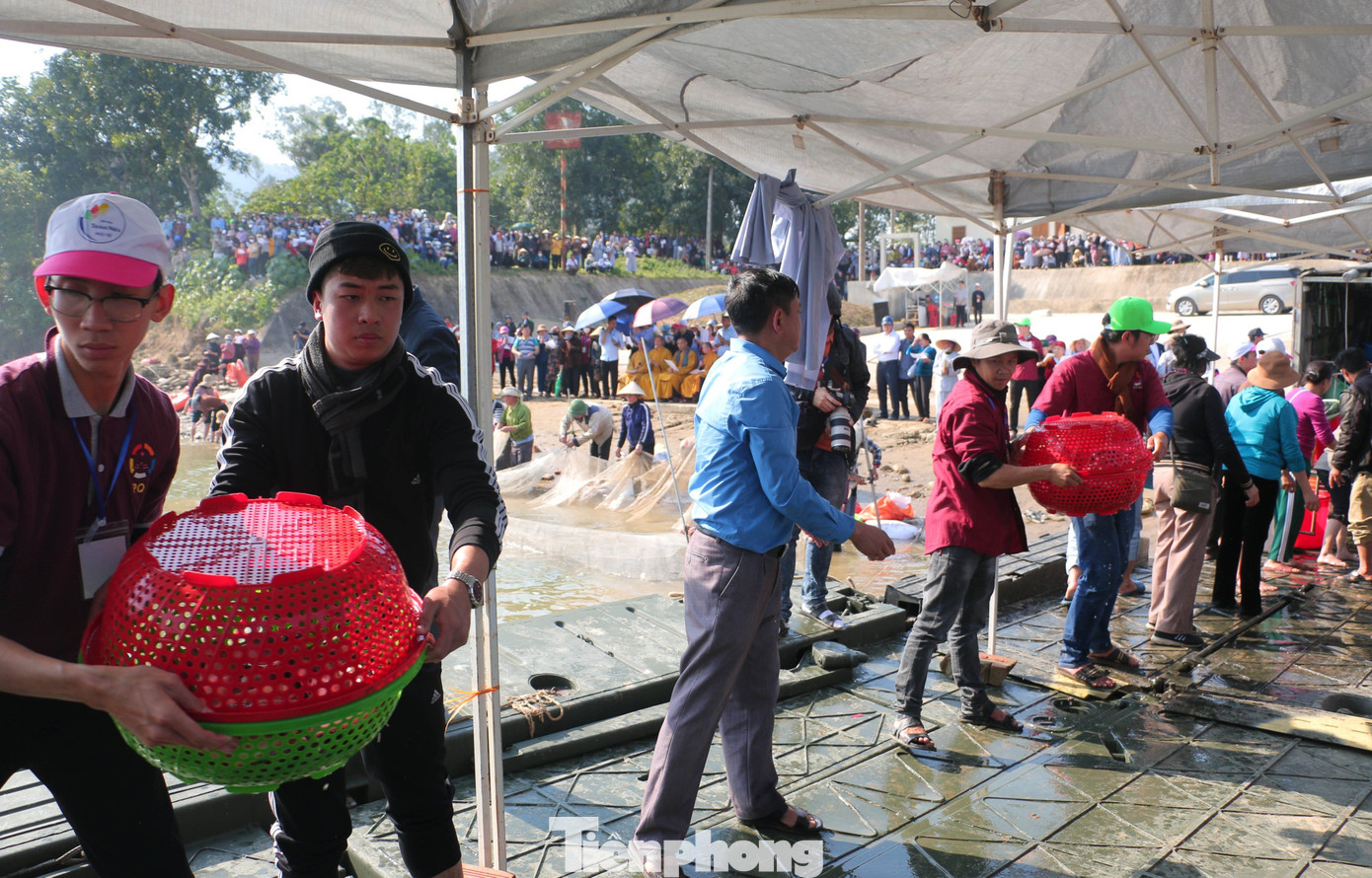 Các phật tử tham gia vận chuyển cá xuống vị trí để phóng sinh.