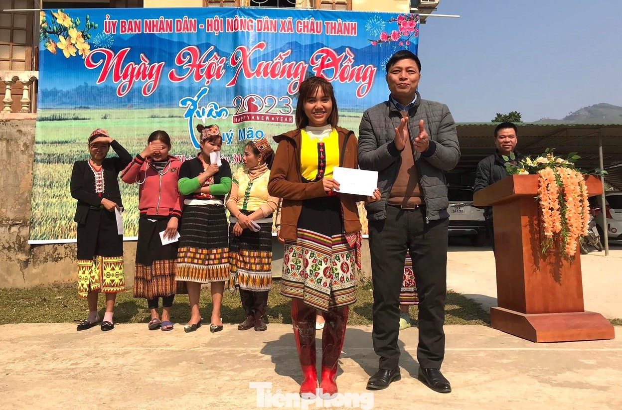 Ban tổ chức cuộc thi tại xã Châu Thành trao giải cho đội thi và người thi cấy lúa giỏi nhất. Ban tổ chức cuộc thi tại xã Châu Thành trao giải cho đội thi và người thi cấy lúa giỏi nhất.